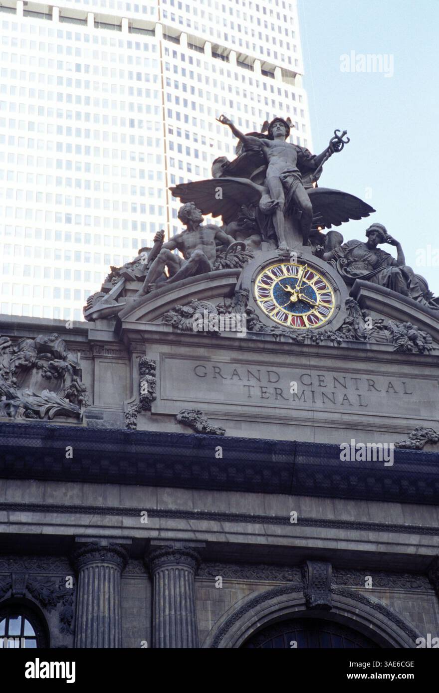 28 settembre 2002; New York, NY, Stati Uniti; Grand Central Station nel centro di Manhattan, New York City, probabilmente la stazione ferroviaria più famosa al mondo. Questa vista dalla 42nd Street e da Park Avenue mostra la facciata trionfale di Ercole, Minerva e mercurio che circonda l'orologio di tredici piedi, ed è stata progettata dall'architetto Whitney Warren nel 1913. (Immagine di credito: Seamas Culligan/ZUMAPRESS.com) Foto Stock