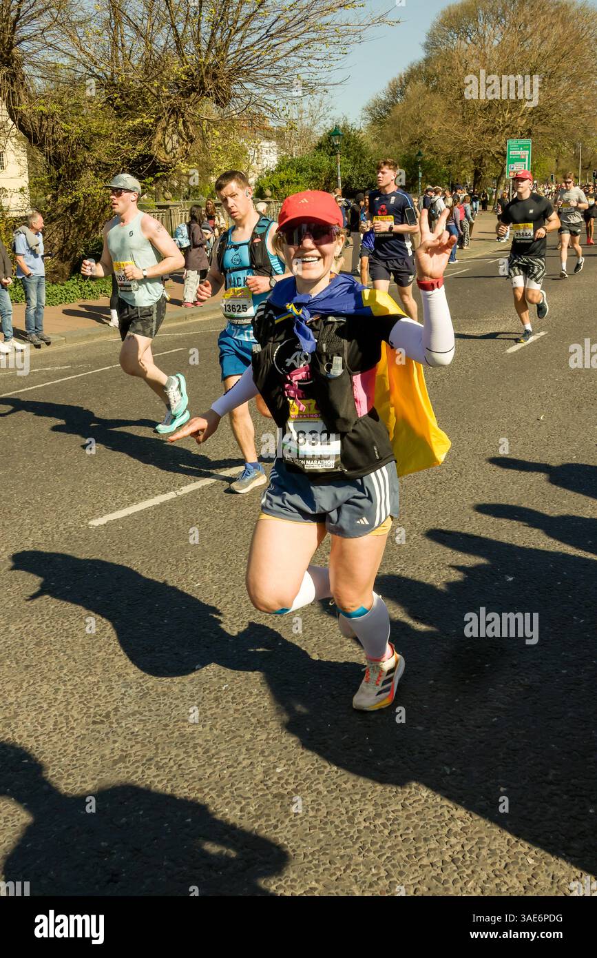 Brighton, città di Brighton & Hove, East Sussex, Regno Unito. Maratona di Brighton 2025 passando per il punto di 10 km della gara di distanza olimpica passando per l'iconico Padiglione di Brighton in abiti eleganti. David Smith/Alamy 6 aprile 2025 Foto Stock