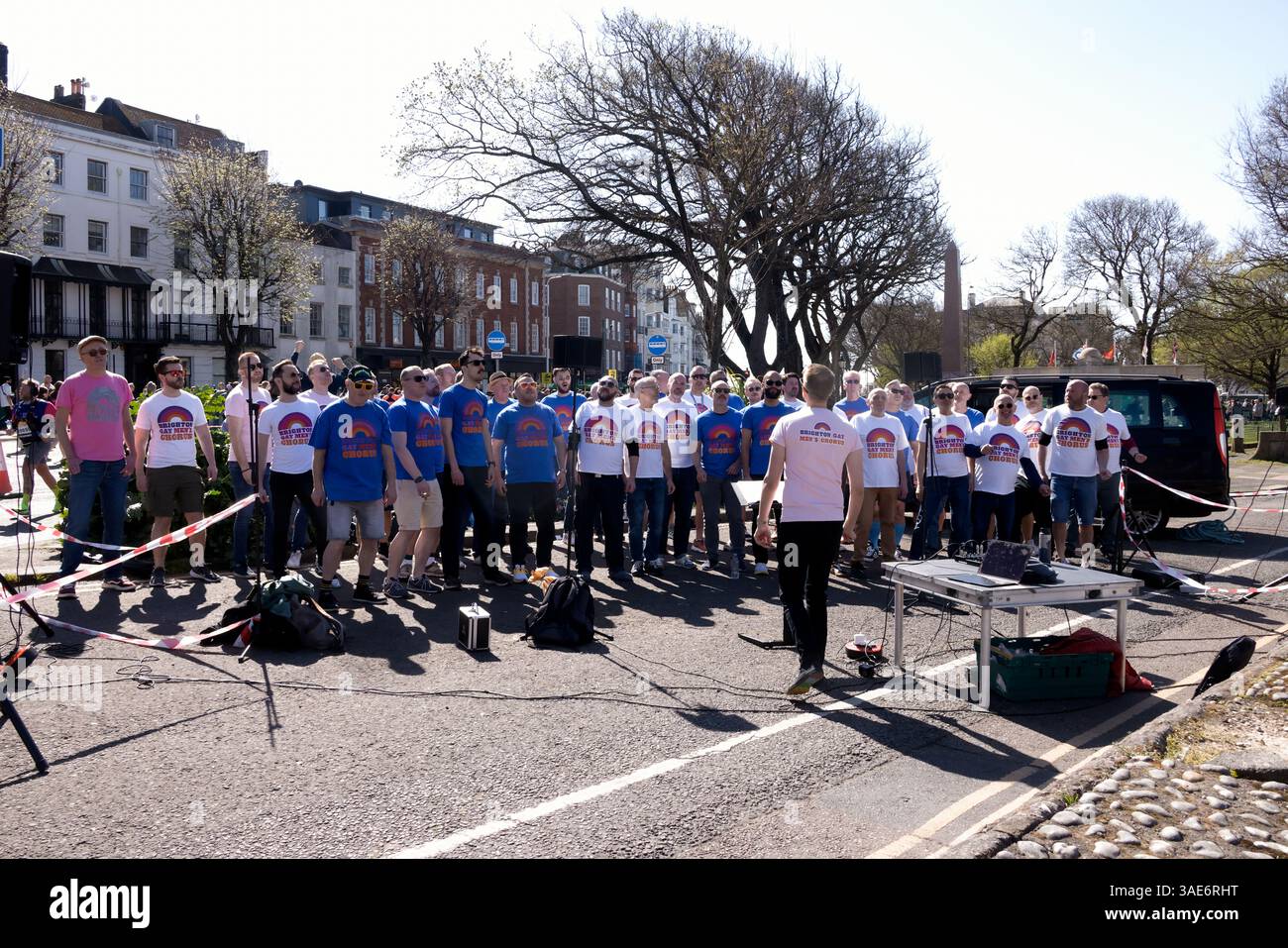 Brighton, città di Brighton & Hove, East Sussex, Regno Unito. Brighton Marathon 2025 con il supporto del coro Brighton Gay Mens. David Smith/Alamy 6 aprile 2025 Foto Stock