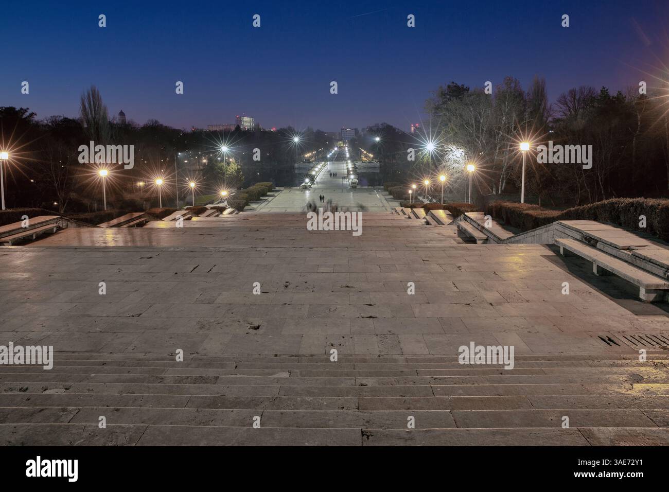 Vista dal National Heroes Memorial sul Carol Park di notte con il lago e il Palazzo del Parlamento sullo sfondo. Bucarest, Romania. Foto Stock