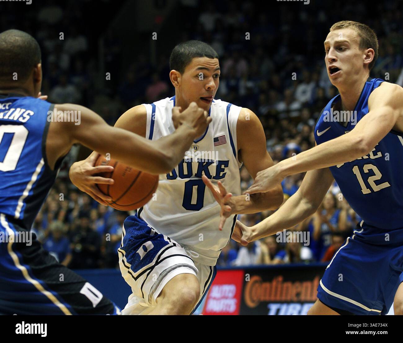 14 ottobre 2011 - Durham, NC, USA - Duke's Austin Rivers (0), giocando per la squadra White, divide i compagni di squadra Andre Dawkins (20) e Alex Murphy (12) al Cameron Indoor Stadium di Durham, Carolina del Nord, venerdì 14 ottobre 2011, durante la partita Blue-White. (Immagine di credito: © Chuck Liddy/Raleigh News & Observer/MCT/ZUMAPRESS.com) Foto Stock