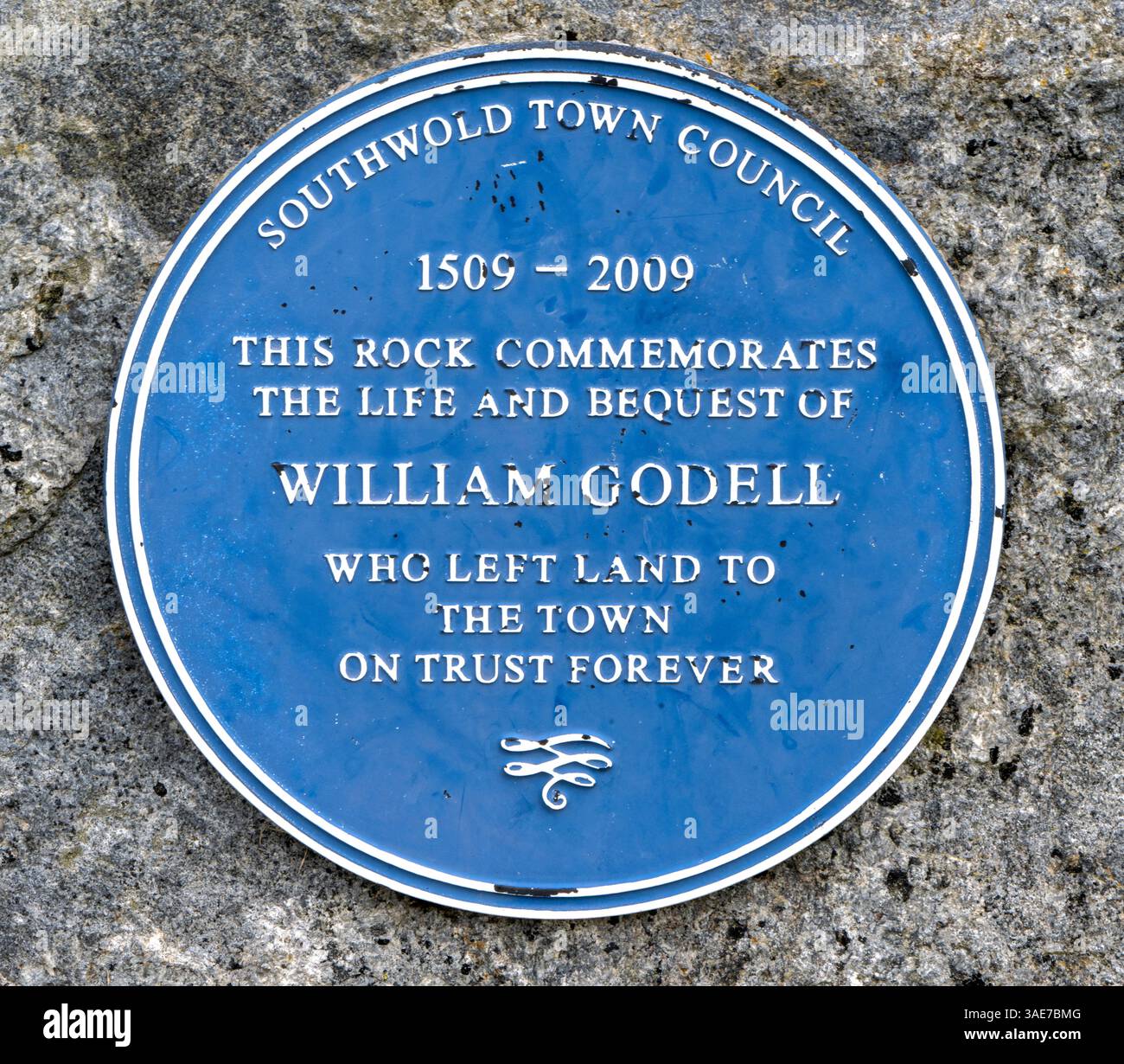 La targa blu del Southwold Town Council commemora William Godell su una roccia a Southwold, Suffolk, East Anglia, Inghilterra, Regno Unito Foto Stock