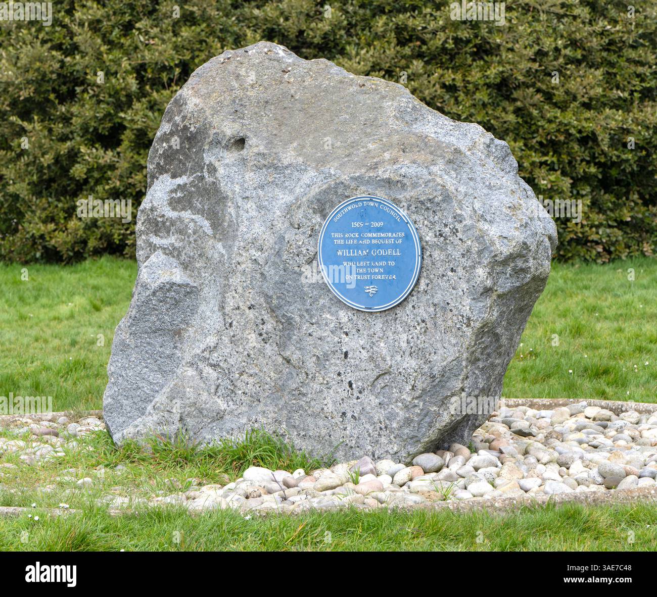 La targa blu del Southwold Town Council commemora William Godell su una roccia a Southwold, Suffolk, East Anglia, Inghilterra, Regno Unito Foto Stock