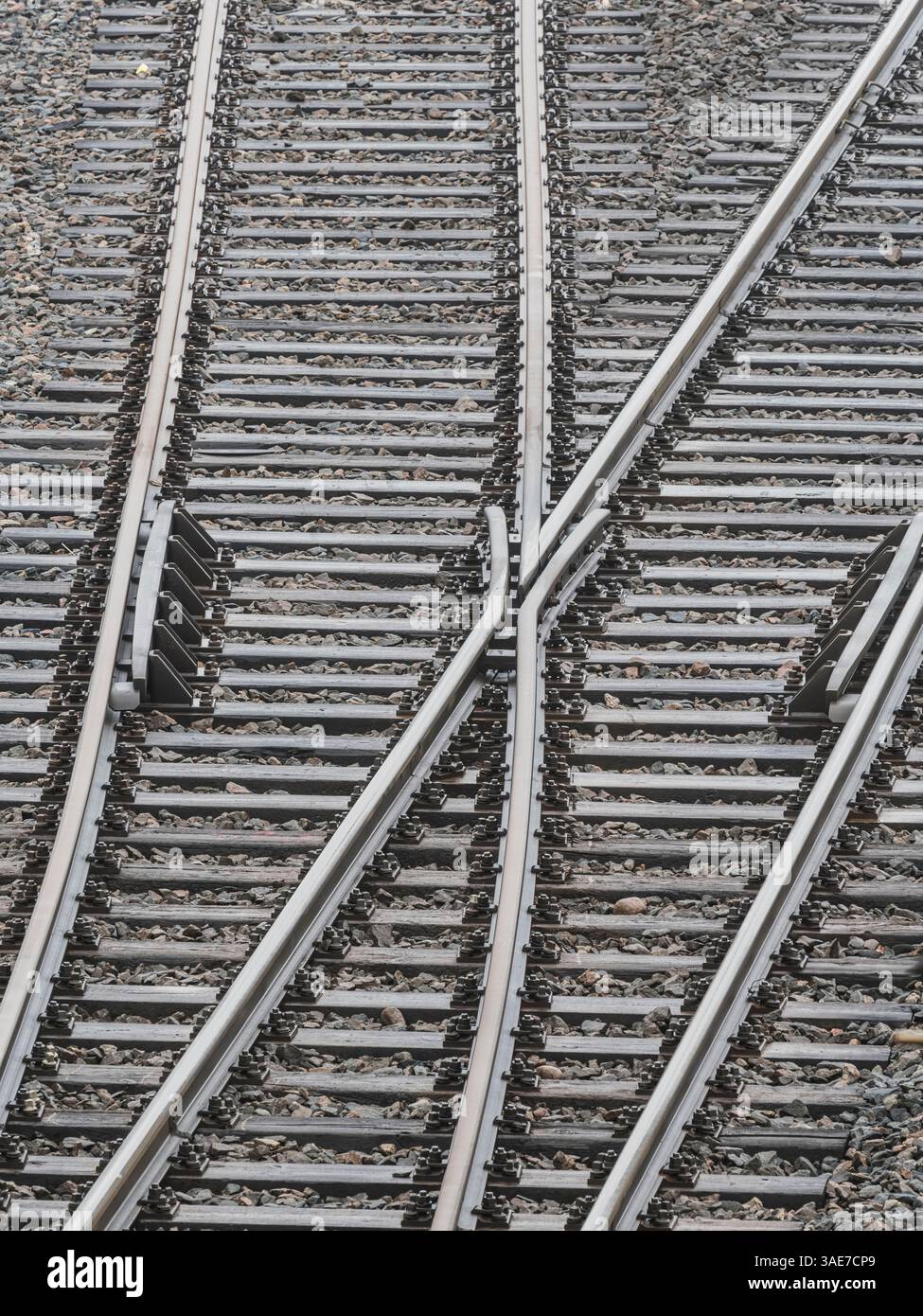 A Goteborg, i binari ferroviari si curvano e si divergevano, rivelando una complessa disposizione di rotaie e interruttori. L'impostazione è illuminata dalla luce diurna, evidenziata Foto Stock