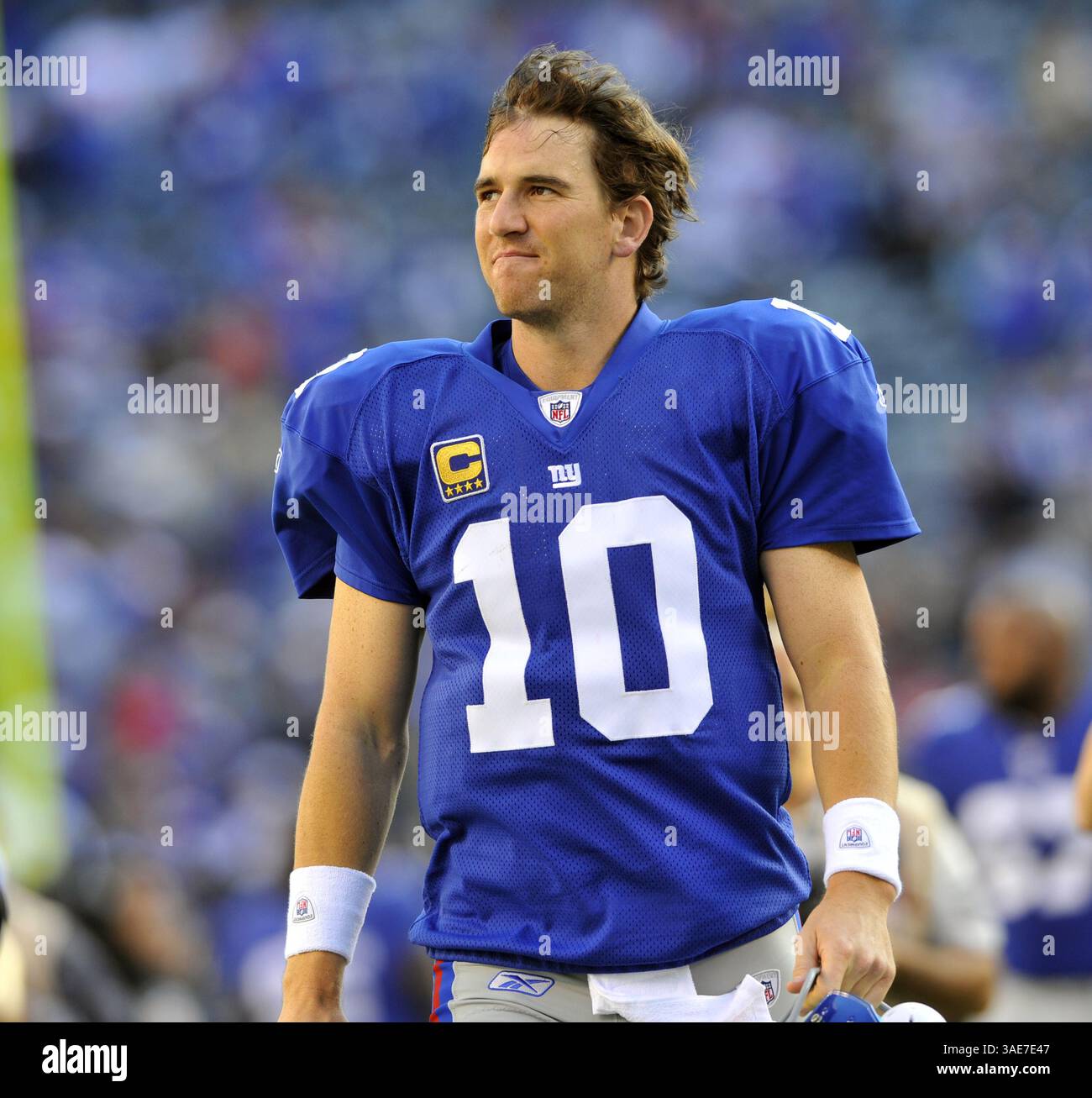 16 ottobre 2011 - East Rutherford, NJ, USA - il quarterback dei New York Giants Eli Manning sorride alla fine della partita contro i Buffalo Bills al MetLife Stadium di East Rutherford, New Jersey, domenica 16 ottobre 2011. I Giant sconfissero i Bills, 27-24. (Immagine di credito: © David Pokress/Newsday/MCT/ZUMAPRESS.com) Foto Stock