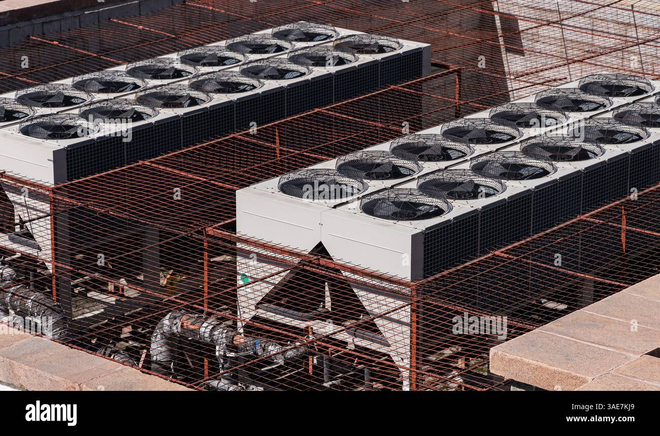 Grandi condizionatori d'aria industriali sul tetto Foto Stock