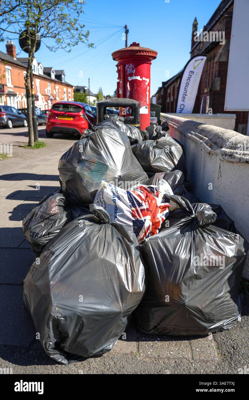 Exeter Road, Selly Oak, Birmingham, 6 aprile 2025: Borse traboccanti sul marciapiede nella zona studenti intorno a Selly Oak vicino all'Università di Birmingham. Le collezioni non sono state effettuate per settimane e alcune aree hanno pareti di contenitori alte oltre un metro. I lavoratori dei rifiuti di Birmingham hanno sciopero da gennaio e il Consiglio comunale di Birmingham ha dichiarato un incidente importante per cercare di cancellare il ritardo. Crediti: British News and Media/Alamy Live News Foto Stock
