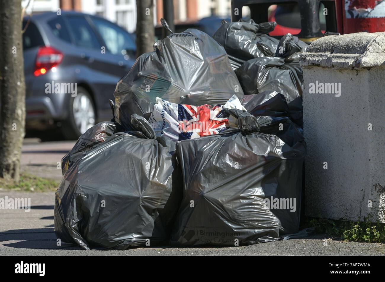 Exeter Road, Selly Oak, Birmingham, 6 aprile 2025: Borse traboccanti sul marciapiede nella zona studenti intorno a Selly Oak vicino all'Università di Birmingham. Le collezioni non sono state effettuate per settimane e alcune aree hanno pareti di contenitori alte oltre un metro. I lavoratori dei rifiuti di Birmingham hanno sciopero da gennaio e il Consiglio comunale di Birmingham ha dichiarato un incidente importante per cercare di cancellare il ritardo. Crediti: British News and Media/Alamy Live News Foto Stock
