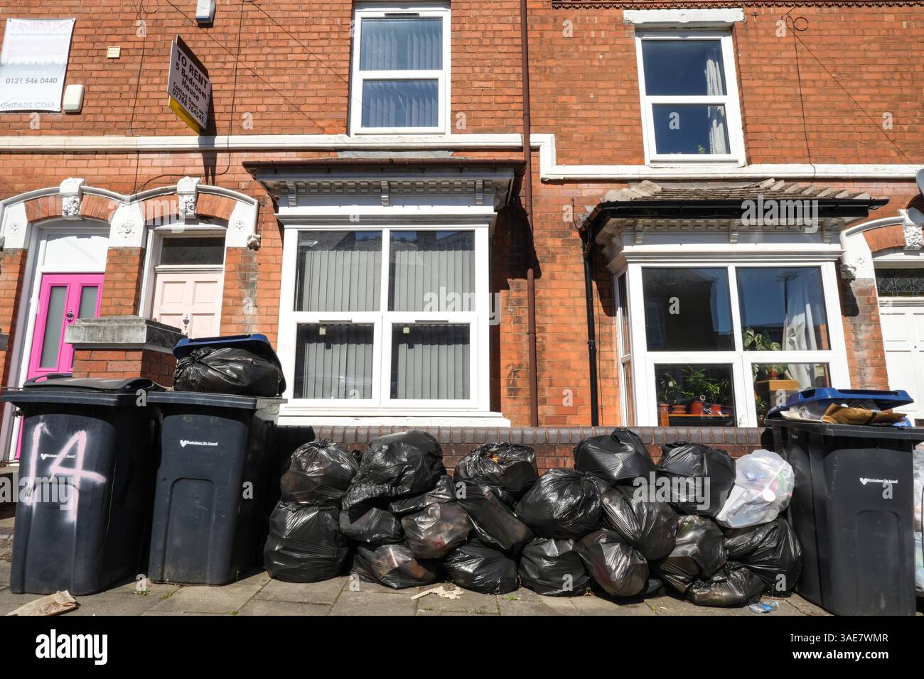 Exeter Road, Selly Oak, Birmingham, 6 aprile 2025: Borse traboccanti sul marciapiede nella zona studenti intorno a Selly Oak vicino all'Università di Birmingham. Le collezioni non sono state effettuate per settimane e alcune aree hanno pareti di contenitori alte oltre un metro. I lavoratori dei rifiuti di Birmingham hanno sciopero da gennaio e il Consiglio comunale di Birmingham ha dichiarato un incidente importante per cercare di cancellare il ritardo. Crediti: British News and Media/Alamy Live News Foto Stock