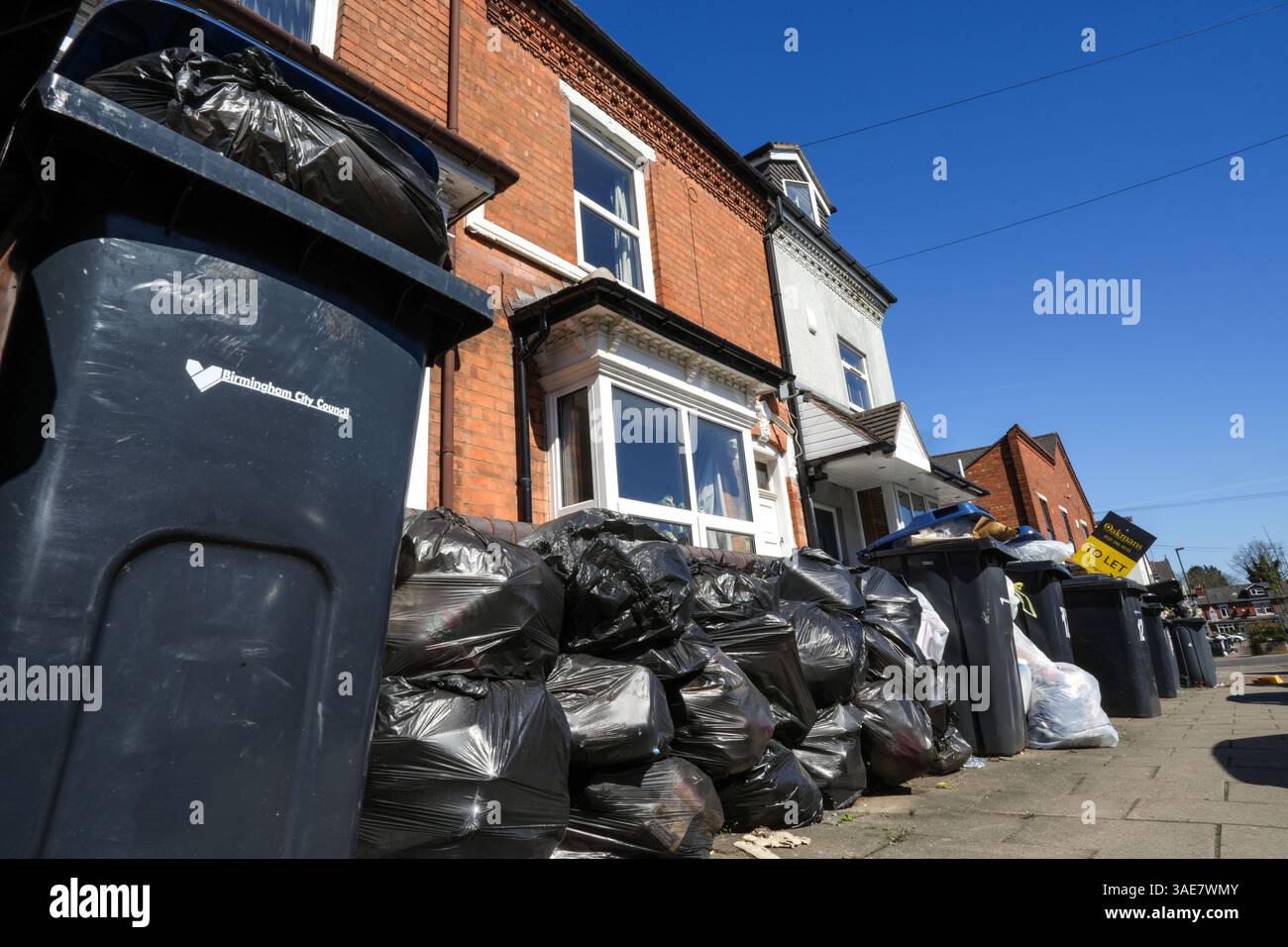 Exeter Road, Selly Oak, Birmingham, 6 aprile 2025: Borse traboccanti sul marciapiede nella zona studenti intorno a Selly Oak vicino all'Università di Birmingham. Le collezioni non sono state effettuate per settimane e alcune aree hanno pareti di contenitori alte oltre un metro. I lavoratori dei rifiuti di Birmingham hanno sciopero da gennaio e il Consiglio comunale di Birmingham ha dichiarato un incidente importante per cercare di cancellare il ritardo. Crediti: British News and Media/Alamy Live News Foto Stock