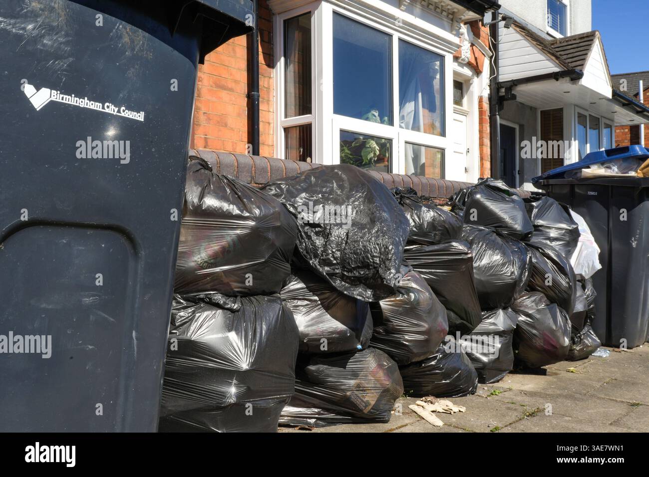 Exeter Road, Selly Oak, Birmingham, 6 aprile 2025: Borse traboccanti sul marciapiede nella zona studenti intorno a Selly Oak vicino all'Università di Birmingham. Le collezioni non sono state effettuate per settimane e alcune aree hanno pareti di contenitori alte oltre un metro. I lavoratori dei rifiuti di Birmingham hanno sciopero da gennaio e il Consiglio comunale di Birmingham ha dichiarato un incidente importante per cercare di cancellare il ritardo. Crediti: British News and Media/Alamy Live News Foto Stock