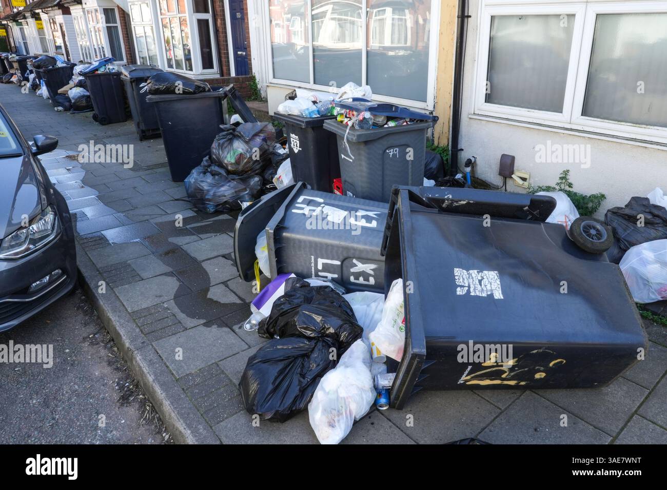 Exeter Road, Selly Oak, Birmingham, 6 aprile 2025: Una scia di bin Juice scorre lungo il sentiero dopo che un cassone è stato abbattuto su Exeter Road. - Sacchi di bidone traboccanti sul marciapiede nell'area degli studenti intorno a Selly Oak, vicino all'Università di Birmingham. Le collezioni non sono state effettuate per settimane e alcune aree hanno pareti di contenitori alte oltre un metro. Crediti: British News and Media/Alamy Live News Foto Stock
