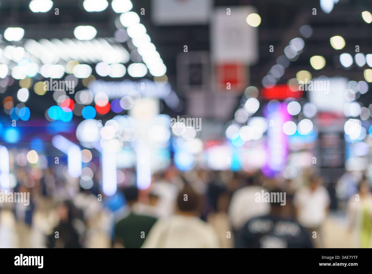 un'occhiata a un vivace salone di motori pieno di visitatori e luci scintillanti, che mette in risalto energia, eccitazione e mostre automobilistiche. Foto Stock