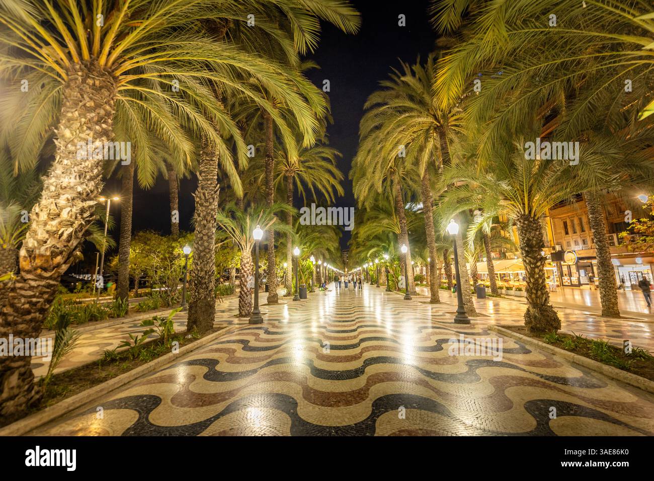 Alicante. La passeggiata chiamata Explanada de España. Una giornata di sole. L'inizio della stagione turistica. Paesaggio urbano, costa della Costa Blanca, Foto Stock
