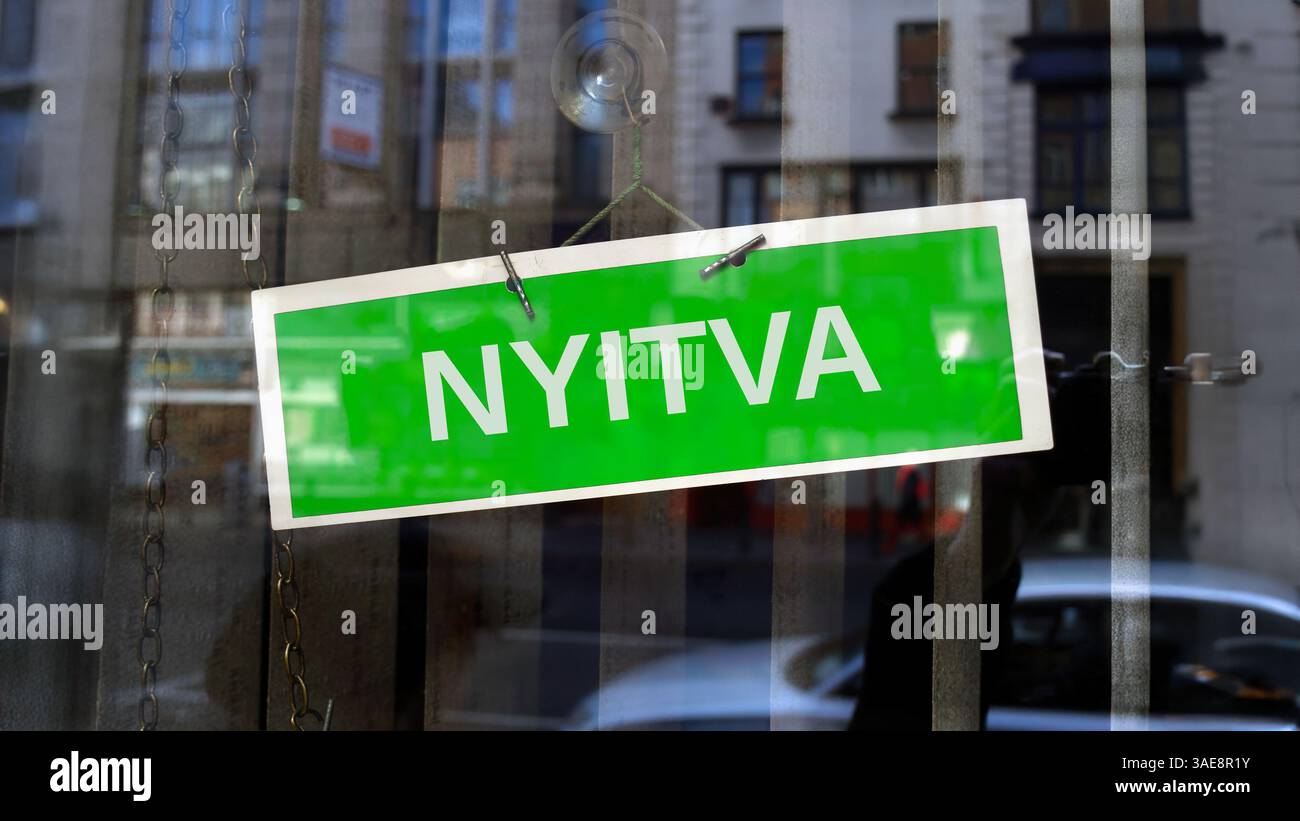 Apri il segno in lingua ungherese Foto Stock