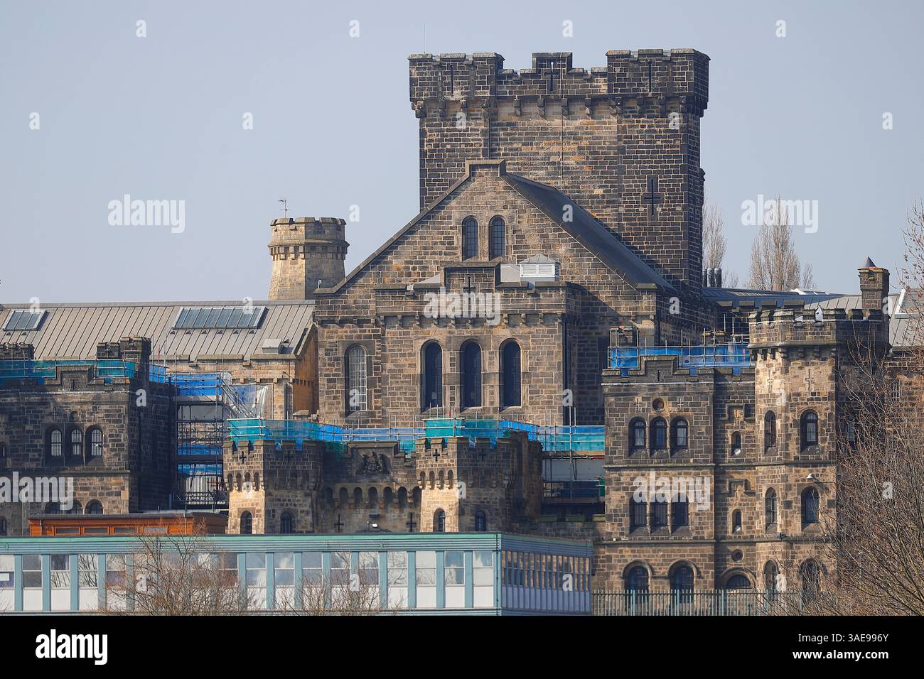 HMP Armley di Leeds è in fase di riparazione e aggiornamento del tetto Foto Stock