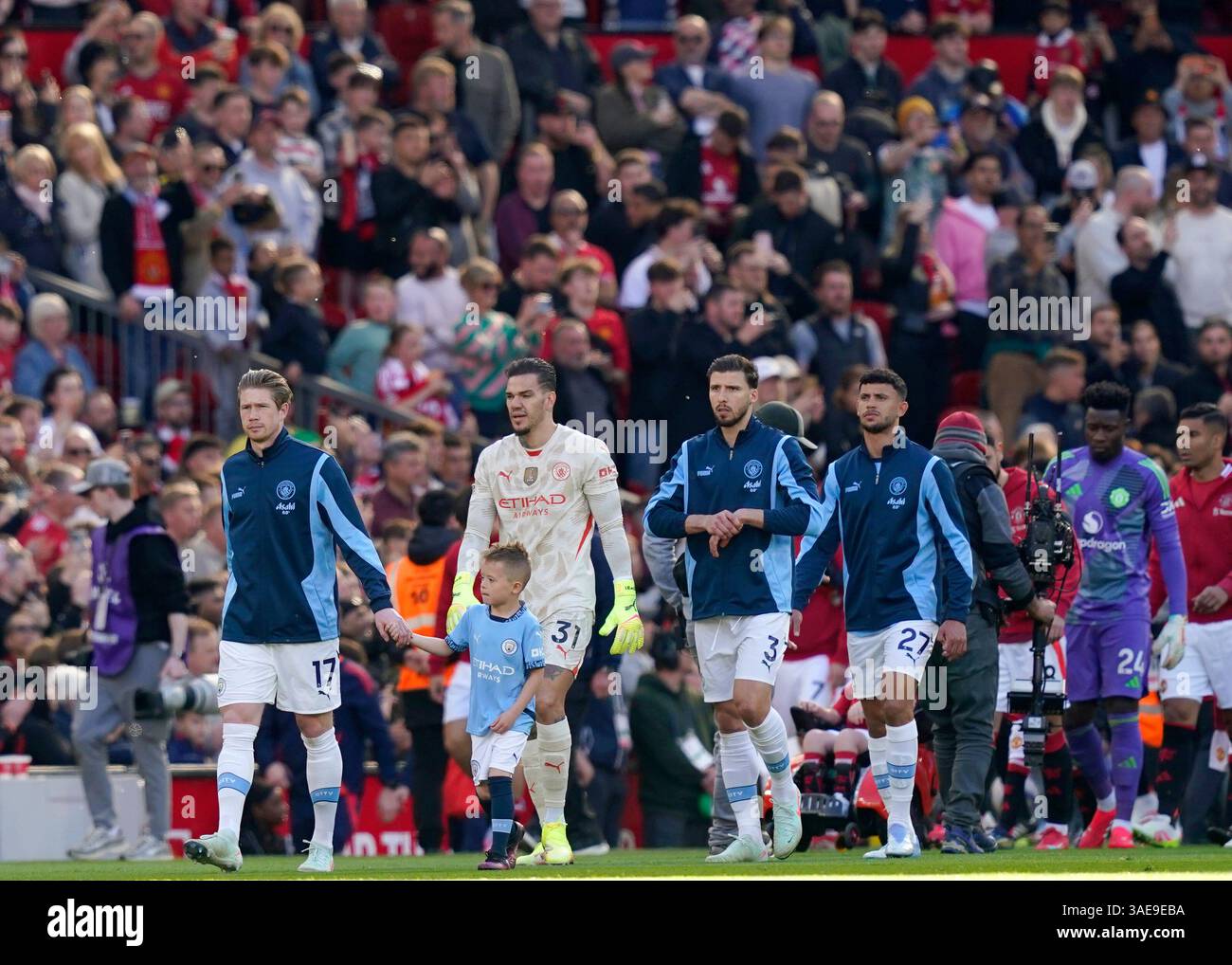 Manchester, Regno Unito. 6 aprile 2025. Kevin De Bruyne del Manchester City guida la squadra del City come capitano per l'ultima volta, annunciando che sarebbe partito alla fine della stagione durante la partita Manchester United vs Manchester City Premier League all'Old Trafford, Manchester. Il credito per immagini dovrebbe essere: Andrew Yates/Sportimage Credit: Sportimage Ltd/Alamy Live News Foto Stock