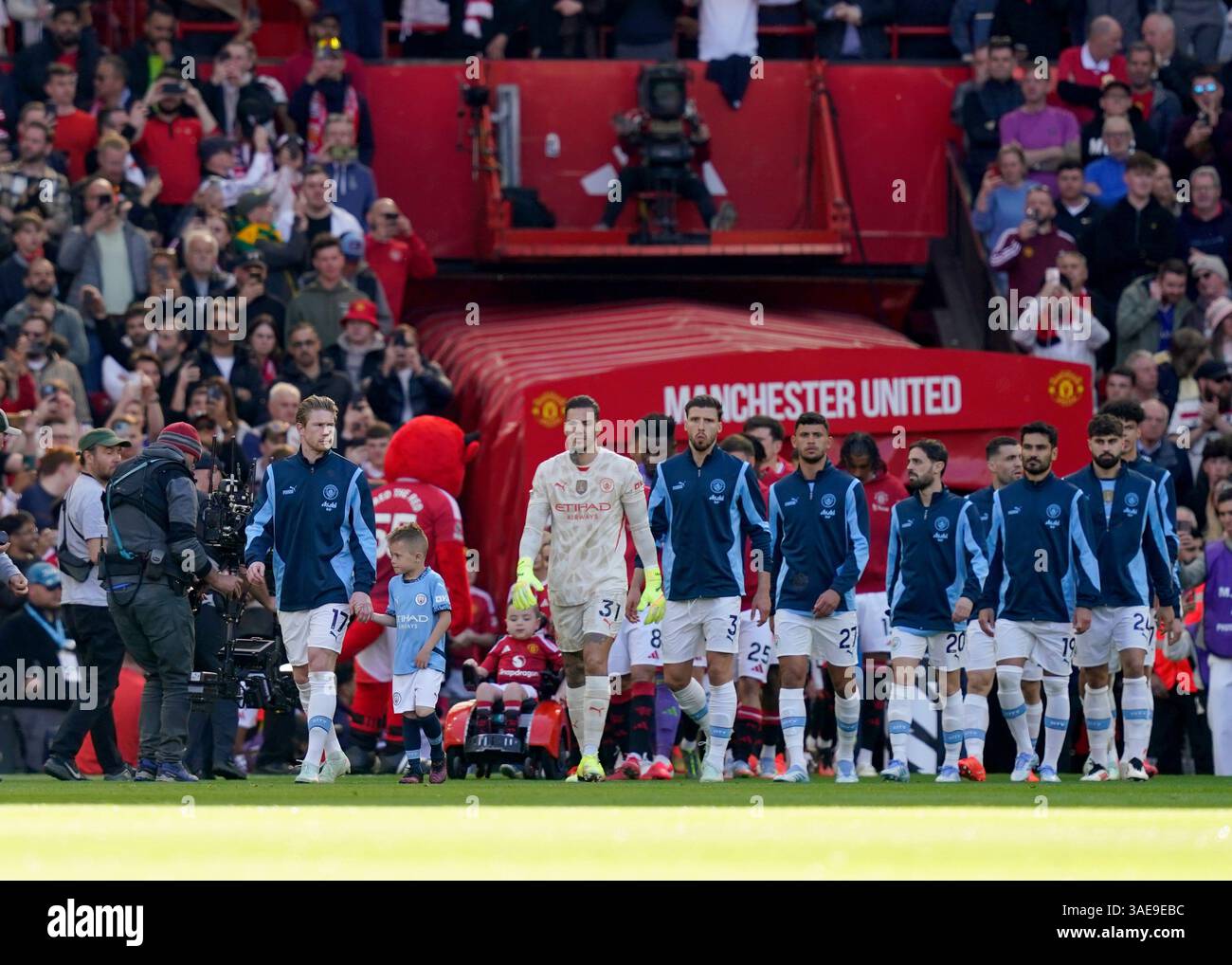 Manchester, Regno Unito. 6 aprile 2025. Kevin De Bruyne del Manchester City guida la squadra del City come capitano per l'ultima volta, annunciando che sarebbe partito alla fine della stagione durante la partita Manchester United vs Manchester City Premier League all'Old Trafford, Manchester. Il credito per immagini dovrebbe essere: Andrew Yates/Sportimage Credit: Sportimage Ltd/Alamy Live News Foto Stock
