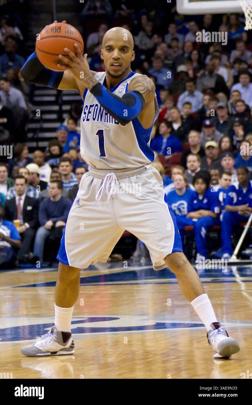 21 febbraio 2012: I Seton Hall Pirates guardano Jordan Theodore (1) in azione con la palla durante la partita di basket NCAA tra il #9/#8 Georgetown Hoyas e i Seton Hall Pirates al Prudential Center di Newark, New Jersey. The Seton Hall Pirates batte Georgetown Hoyas, 73-55.(Credit Image: © Chris Szagola/Cal Sport Media/ZUMAPRESS.com) Foto Stock
