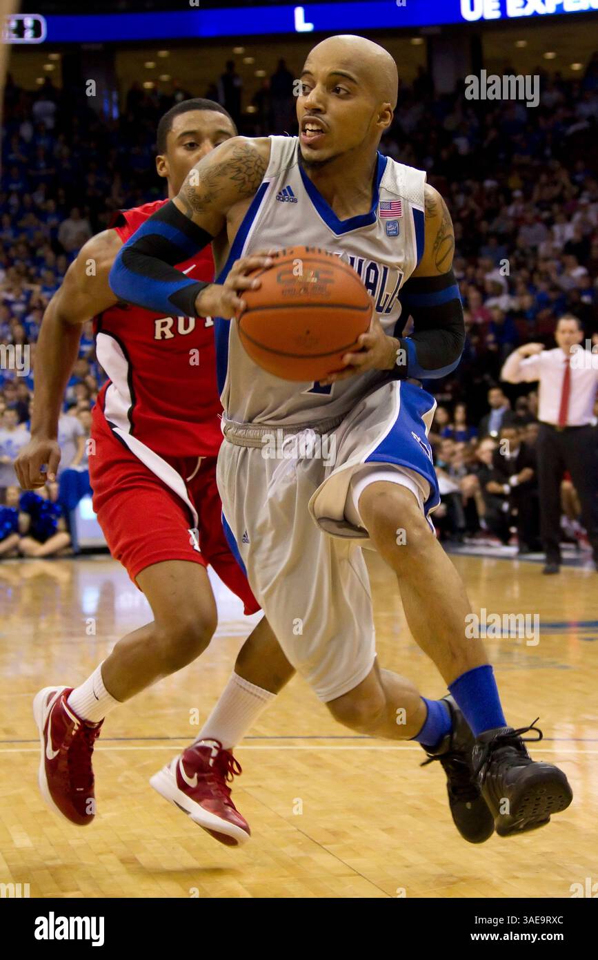 25 febbraio 2012: I Seton Hall Pirates guardano Jordan Theodore (1) in azione con la palla durante la partita di basket NCAA tra i Rutgers Scarlet Knights e i Seton Hall Pirates al Prudential Center di Newark, New Jersey. I Rutgers Scarlet Knights batterono i Seton Hall Pirates, 77-72 ai tempi supplementari. (Immagine di credito: © Chris Szagola/Cal Sport Media/ZUMAPRESS.com) Foto Stock