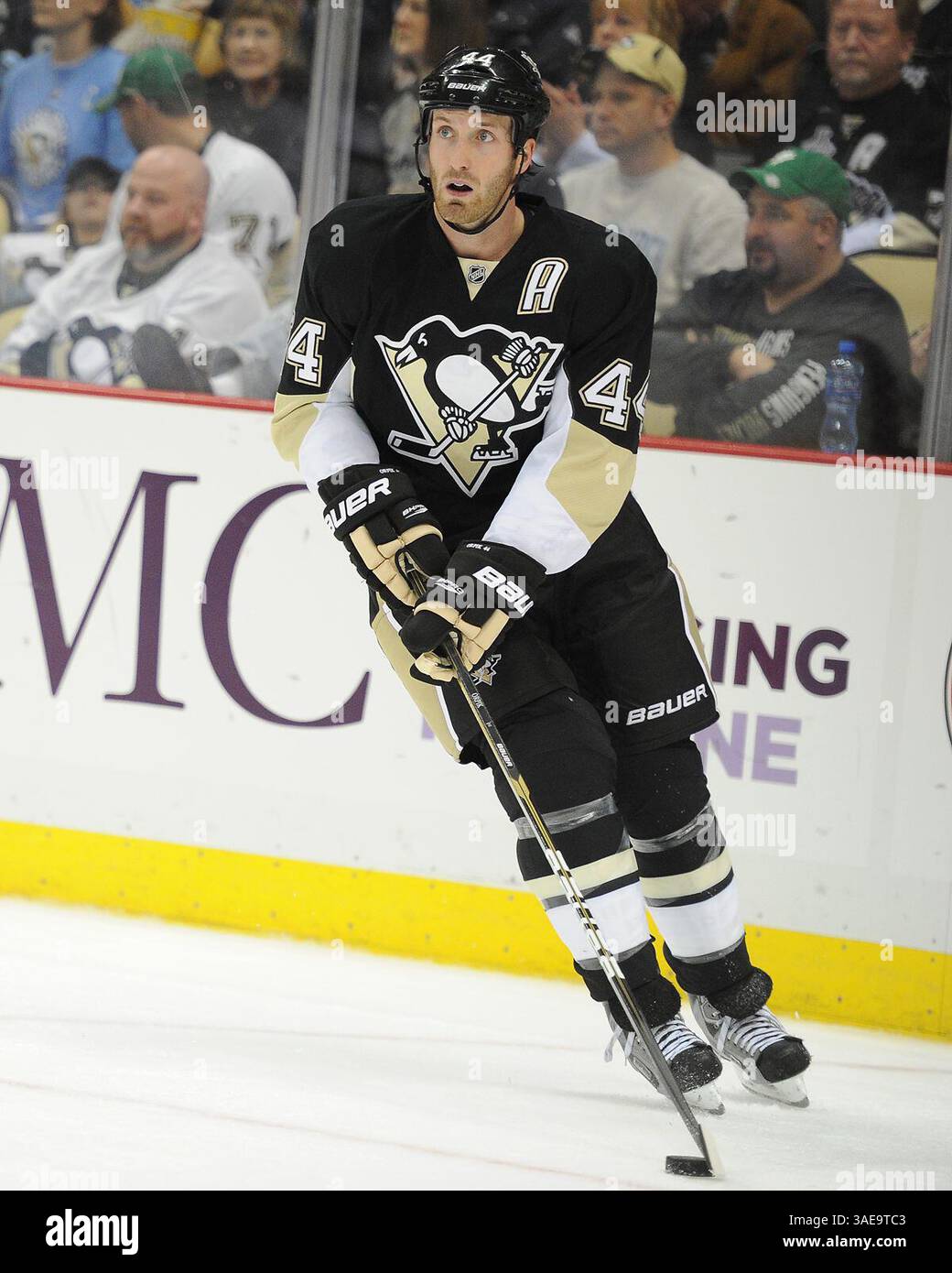 25 febbraio 2012 - Pittsburgh, PENNSYLVANNIA, U. S - il difensore dei Pittsburgh Penguins Brooks Orpik (44) mentre i Pittsburgh Penguins affrontano i Tampa Bay Lightning al CONSOL Energy Center di Pittsburgh, Pennsylvania. (Immagine di credito: © Steve Dietz/Southcreek/ZUMAPRESS.com) Foto Stock