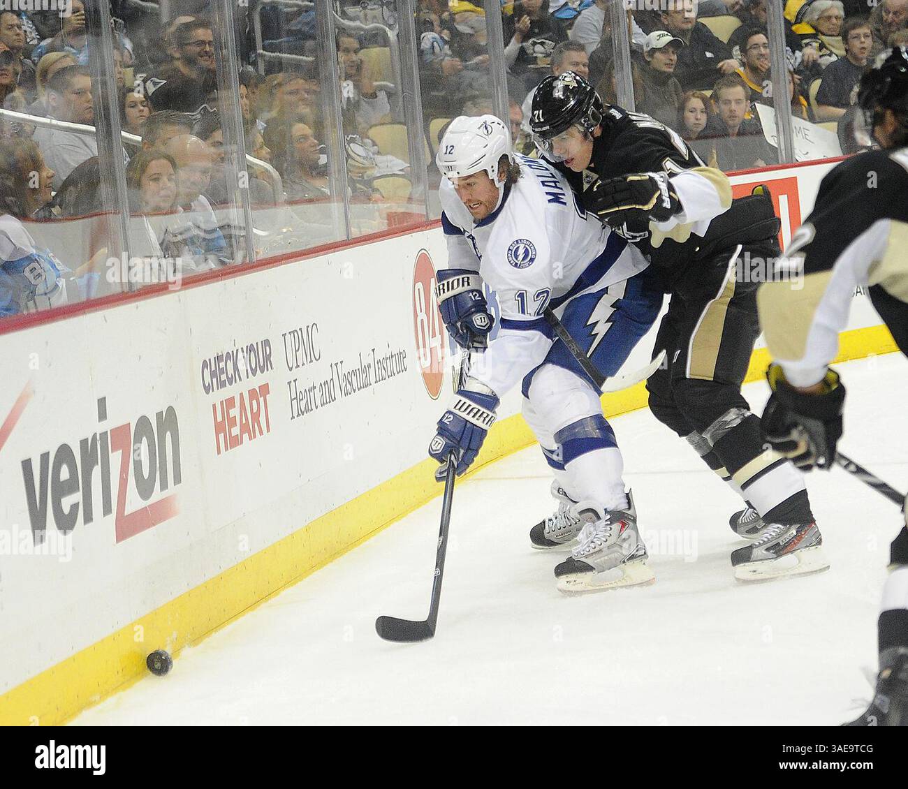 25 febbraio 2012 - Pittsburgh, PENNSYLVANNIA, U. S - il centro dei Pittsburgh Penguins Evgeni Malkin (71) e l'ala sinistra dei Tampa Bay Lightning Ryan Malone (12) mentre i Pittsburgh Penguins affrontano i Tampa Bay Lightning al CONSOL Energy Center di Pittsburgh, Pennsylvania. (Immagine di credito: © Steve Dietz/Southcreek/ZUMAPRESS.com) Foto Stock