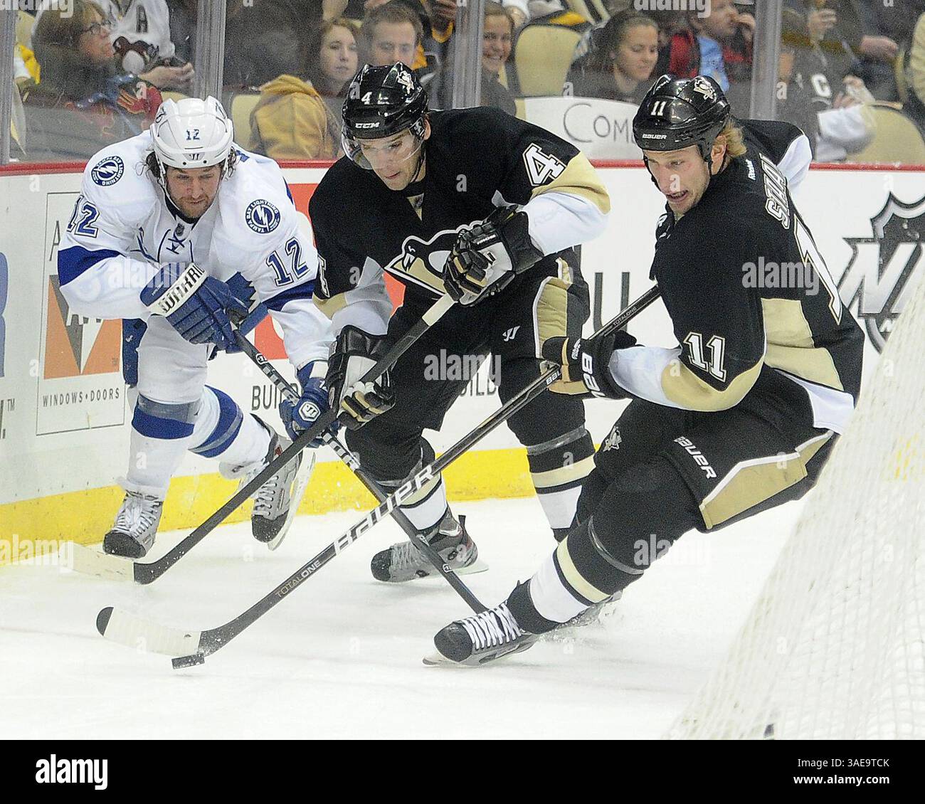 25 febbraio 2012 - Pittsburgh, PENNSYLVANNIA, U. S - il centro dei Pittsburgh Penguins Jordan Staal (11), il difensore dei Pittsburgh Penguins Zbynek Michalek (4) e l'ala sinistra dei Tampa Bay Lightning Ryan Malone (12) mentre i Pittsburgh Penguins affrontano i Tampa Bay Lightning al CONSOL Energy Center di Pittsburgh, Pennsylvania. (Immagine di credito: © Steve Dietz/Southcreek/ZUMAPRESS.com) Foto Stock