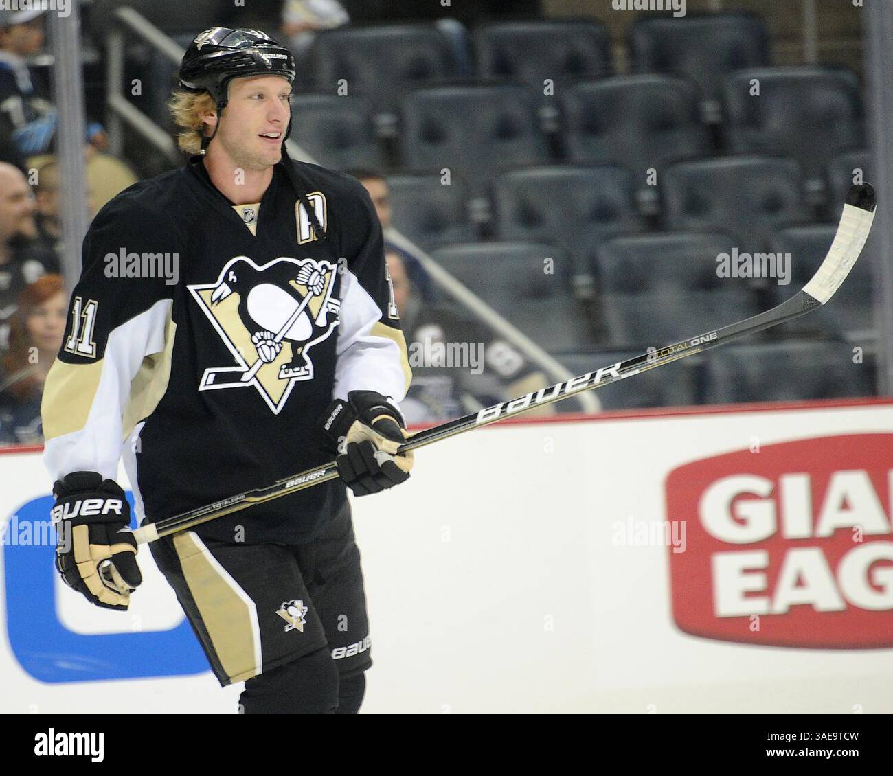 25 febbraio 2012 - Pittsburgh, PENNSYLVANNIA, U. S - il centro dei Pittsburgh Penguins Jordan Staal (11) mentre i Pittsburgh Penguins affrontano i Tampa Bay Lightning al CONSOL Energy Center di Pittsburgh, Pennsylvania. (Immagine di credito: © Steve Dietz/Southcreek/ZUMAPRESS.com) Foto Stock