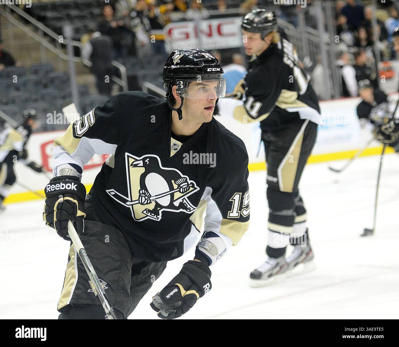 25 febbraio 2012 - Pittsburgh, PENNSYLVANNIA, U. S - il centro dei Pittsburgh Penguins Dustin Jeffrey (15) mentre i Pittsburgh Penguins affrontano i Tampa Bay Lightning al CONSOL Energy Center di Pittsburgh, Pennsylvania. (Immagine di credito: © Steve Dietz/Southcreek/ZUMAPRESS.com) Foto Stock