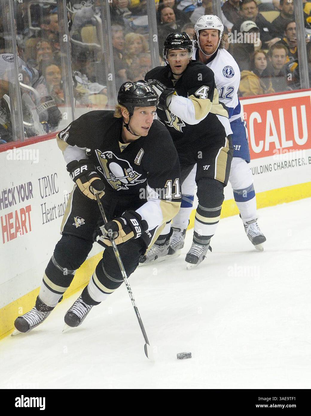 25 febbraio 2012 - Pittsburgh, PENNSYLVANNIA, U. S - il centro dei Pittsburgh Penguins Jordan Staal (11) mentre i Pittsburgh Penguins affrontano i Tampa Bay Lightning al CONSOL Energy Center di Pittsburgh, Pennsylvania. (Immagine di credito: © Steve Dietz/Southcreek/ZUMAPRESS.com) Foto Stock