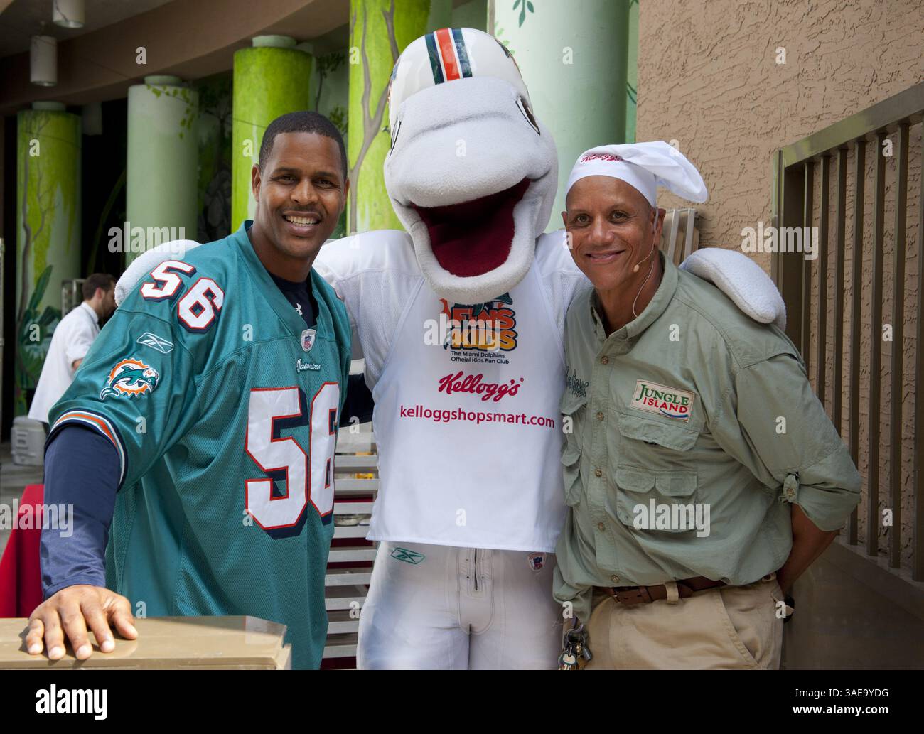 25 febbraio 2012 - Miami, Florida, U. S - ex giocatore della NFL per I MIAMI DOLPHINS TWAN RUSSELL, T.D. Mascot, DR. WASABI, che gestisce gli eventi degli animali a Jungle Island. Florida Blue presenta Fun and Fit as a Family sponsorizzato da Carnival con Kellogg's Kidz Kitchen. Una delle tende allestite a Jungle Island. Il Food Network South Beach Wine & Food Festival presentato da FOOD & WINE è un evento nazionale di quattro giorni ricco di stelle che mette in mostra i talenti dei più famosi produttori di vino e liquori, chef e personalità culinarie del mondo. (Immagine di credito: © Foto Stock