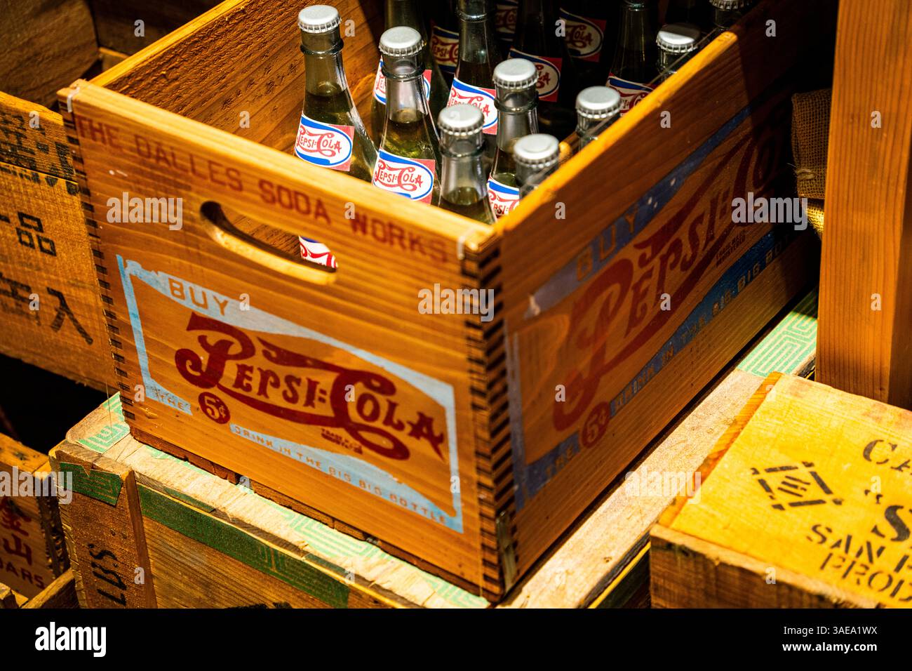Una cassa di Pepsi Cola vintage della Dalles Soda lavora alla ricreazione di un negozio all'estero gestito da giapponesi nel Japanese Overseas Migration Museu Foto Stock