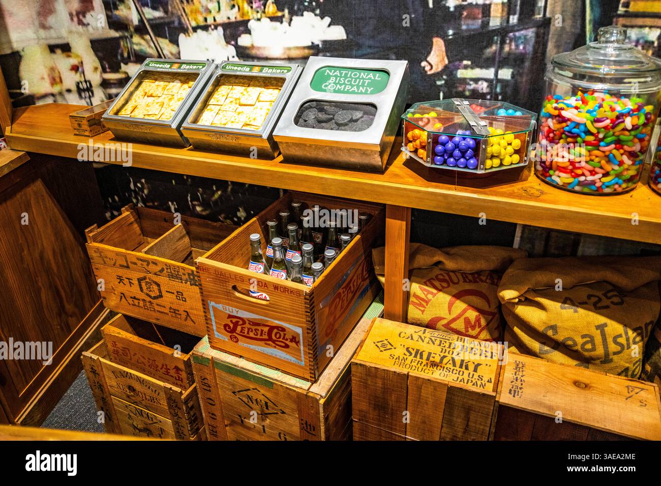 Una ricreazione di un negozio a gestione giapponese all'estero al Japanese Overseas Migration Museum, Yokohama, prefettura di Kanagawa, Giappone. Foto Stock