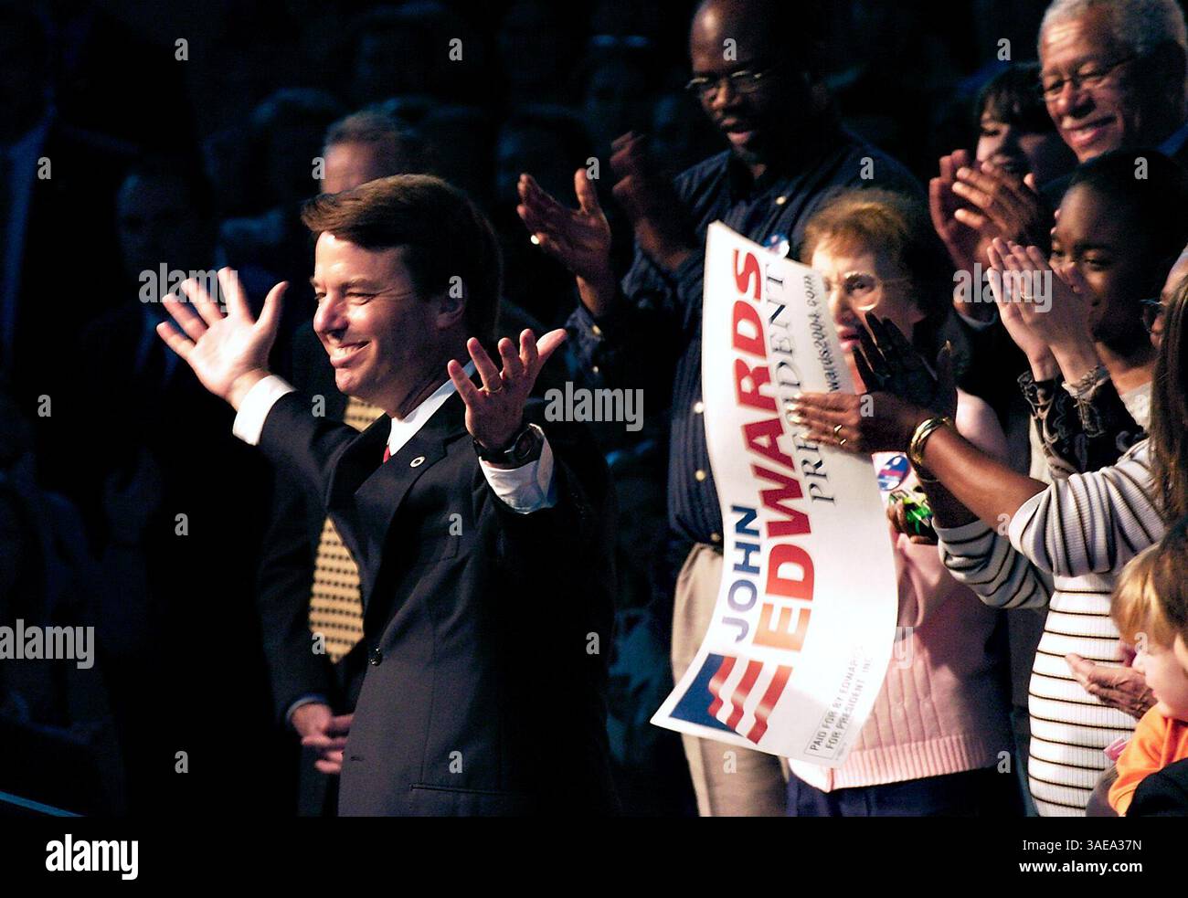 3 marzo 2004; Columbia, SC, USA; JOHN EDWARDS è stato nominato compagno di corsa di John Kerry. NELLA FOTO: Il senatore del NC John Edwards risponde alle applausi di circa 2.000 sostenitori. Il senatore del NC John Edwards è tornato alla Broughton High School di Raleigh per annunciare che si era ritirato dalla corsa per la nomina presidenziale democratica. Si unì alla famiglia, agli amici e a una costellazione di Democratici del Nord America mentre parlava nel ginnasio dove il suo defunto figlio Wade frequentava la scuola. (Immagine di credito: The Charlotte Observer/ZUMAPRESS.com) Foto Stock