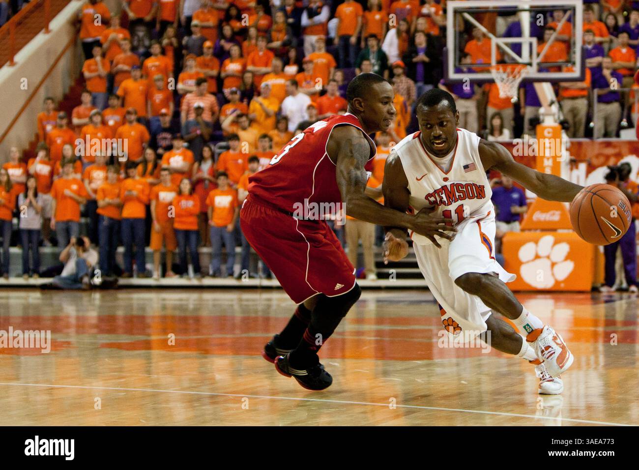 25 febbraio 2012: Andre Young di Clemson (11) va al basket durante la partita N.C. State vs Clemson al Littlejohn Coliseum di Clemson, SC. Clemson sconfisse N.C. State 72-69 ai tempi supplementari. (Immagine di credito: © Jake Drake/Cal Sport Media/ZUMAPRESS.com) Foto Stock