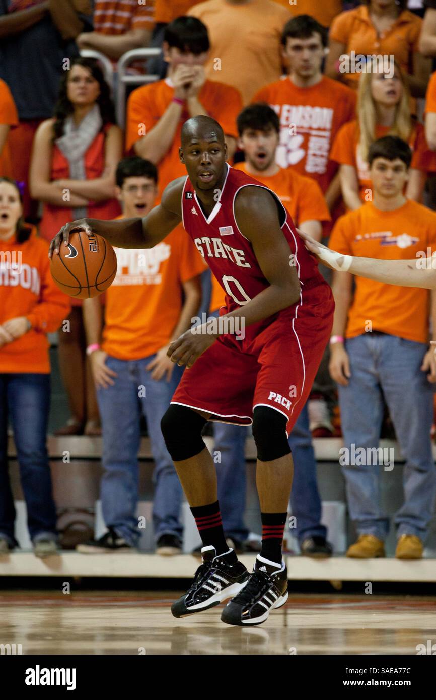 25 febbraio 2012: DeShawn Painter (0) di N.C. State va al basket durante la partita N.C. State vs Clemson al Littlejohn Coliseum di Clemson, SC. Clemson sconfisse N.C. State 72-69 ai tempi supplementari. (Immagine di credito: © Jake Drake/Cal Sport Media/ZUMAPRESS.com) Foto Stock