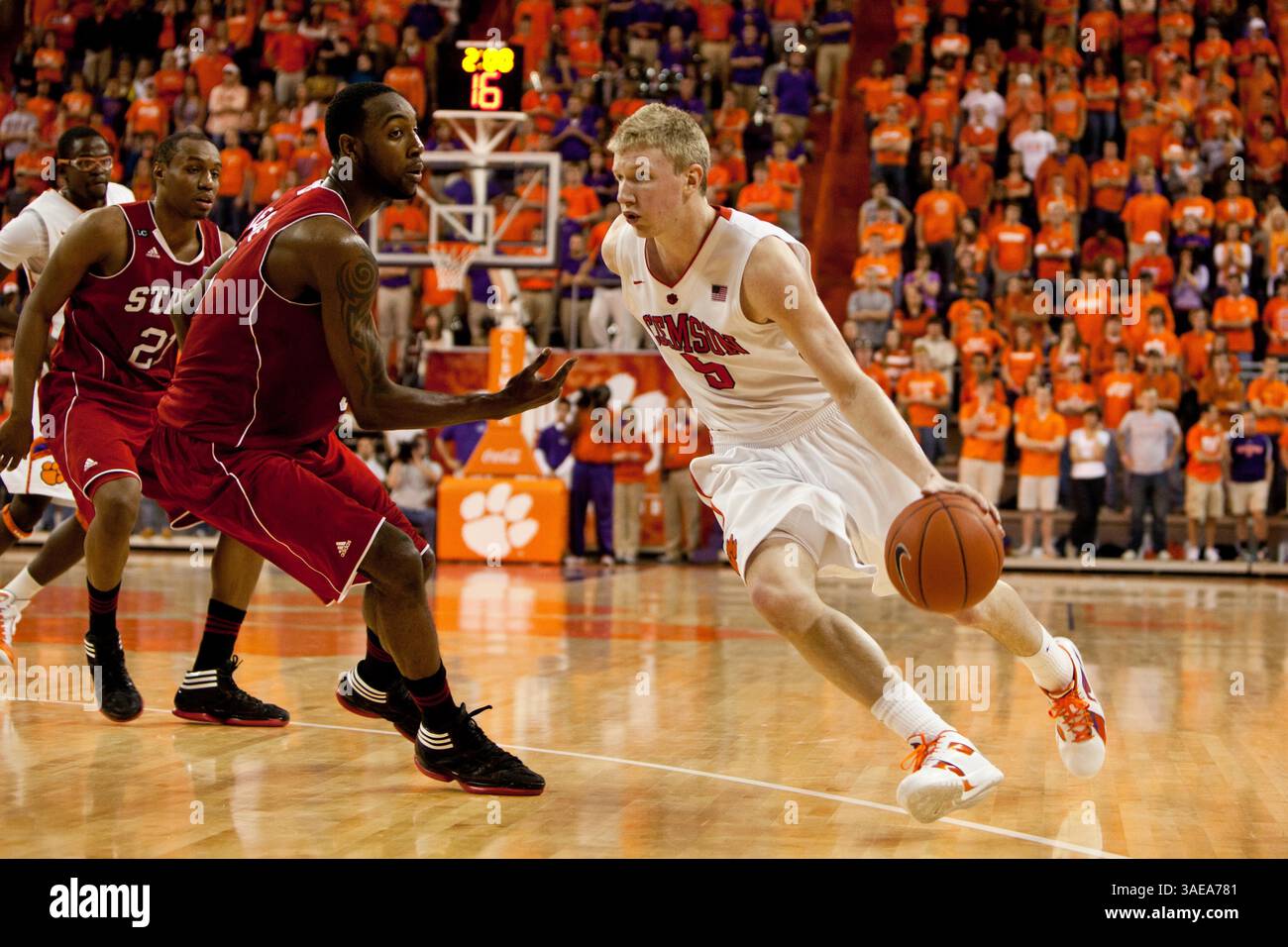 25 febbraio 2012: Clemson's Tanner Smith (5) va al basket durante la partita N.C. State vs Clemson al Littlejohn Coliseum di Clemson, SC. Clemson sconfisse N.C. State 72-69 ai tempi supplementari. (Immagine di credito: © Jake Drake/Cal Sport Media/ZUMAPRESS.com) Foto Stock
