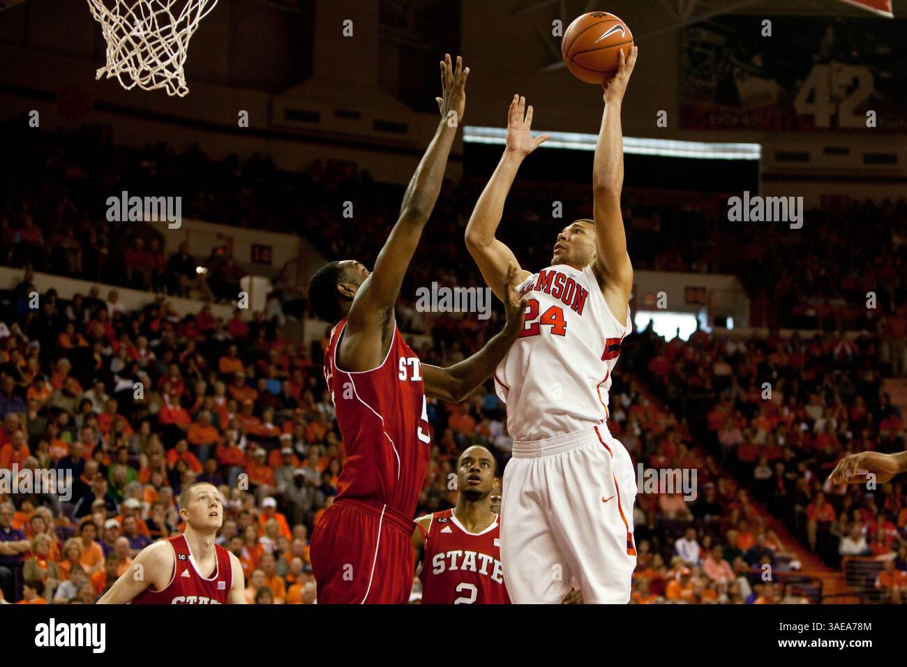 25 febbraio 2012: Clemson's Milton Jennings (24) va a segno durante la partita N.C. State vs Clemson al Littlejohn Coliseum di Clemson, SC. Clemson sconfisse N.C. State 72-69 ai tempi supplementari. (Immagine di credito: © Jake Drake/Cal Sport Media/ZUMAPRESS.com) Foto Stock