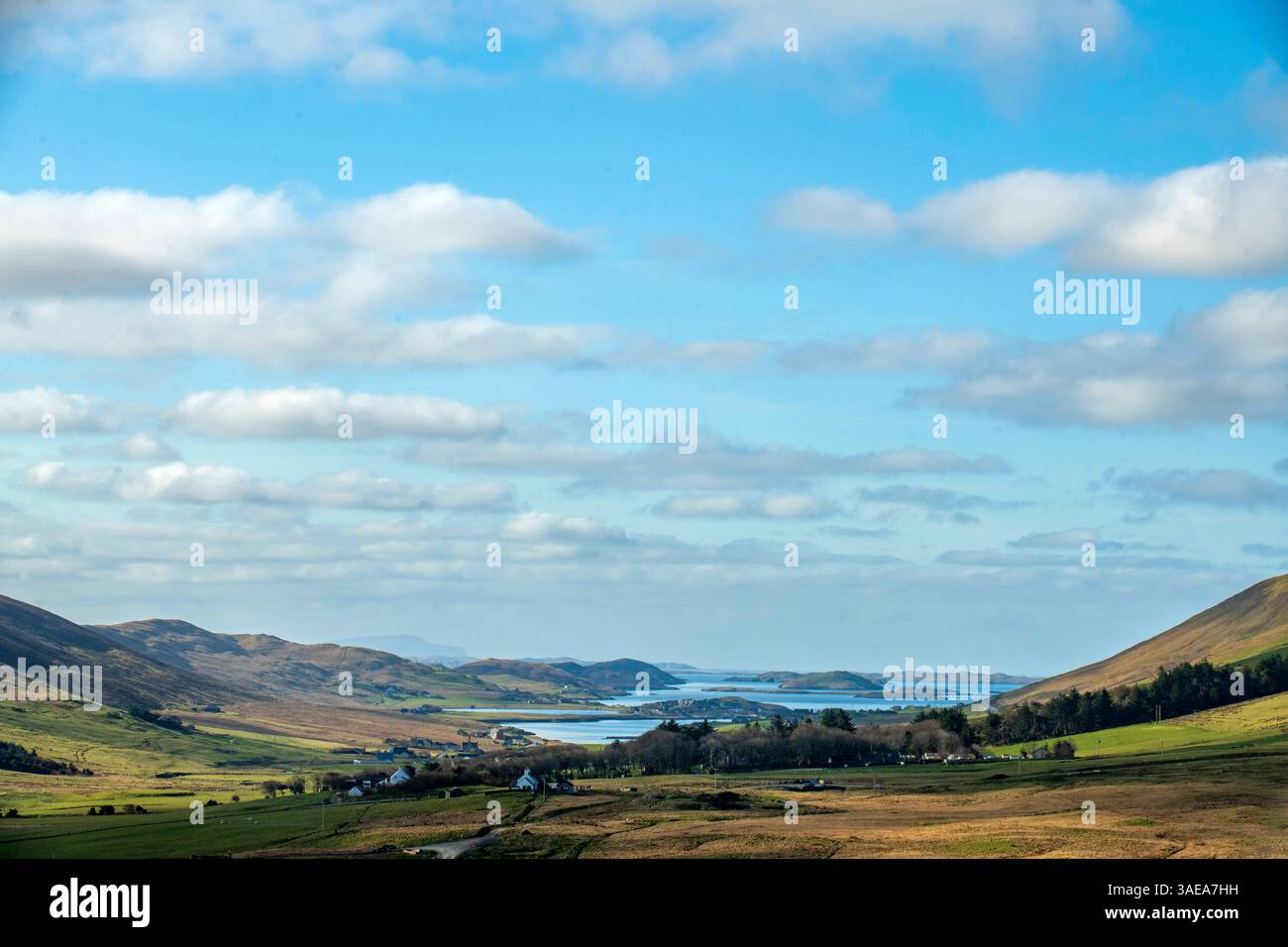Giornata di sole su Weisdale Voe, Shetland, con ampie vedute del voe, delle colline costiere e dei vasti cieli blu. Foto Stock