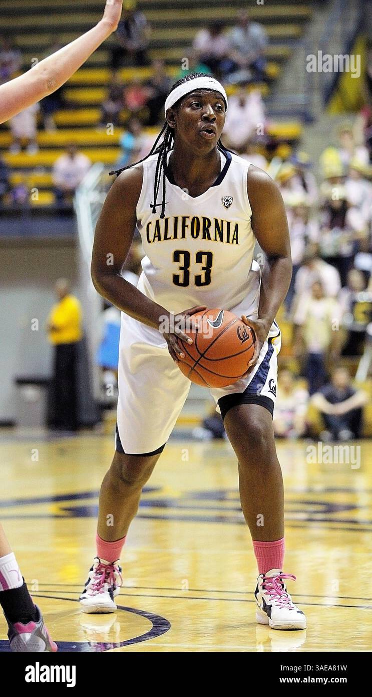 Febbraio 25 2012 durante la partita di pallacanestro femminile NCAA tra University of Colorado Buffaloes vs California Golden Bears, 33 C Talia Caldwell con la palla in cima alla chiave al Hass Pavilion Berkeley California (immagine di credito: © Thurman James/Cal Sport Media/ZUMAPRESS.com) Foto Stock