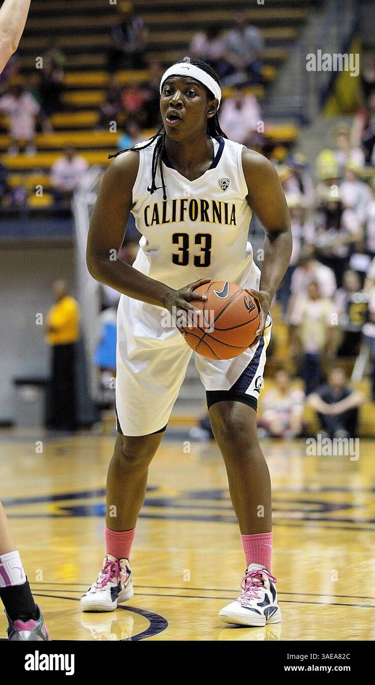 Febbraio 25 2012 durante la partita di pallacanestro femminile NCAA tra University of Colorado Buffaloes vs California Golden Bears,33 C Talia Caldwell di Cal in cima alla chiave cerca un compagno di squadra Ooper all'Hass Pavilion Berkeley California(Credit Image: © Thurman James/Cal Sport Media/ZUMAPRESS.com) Foto Stock