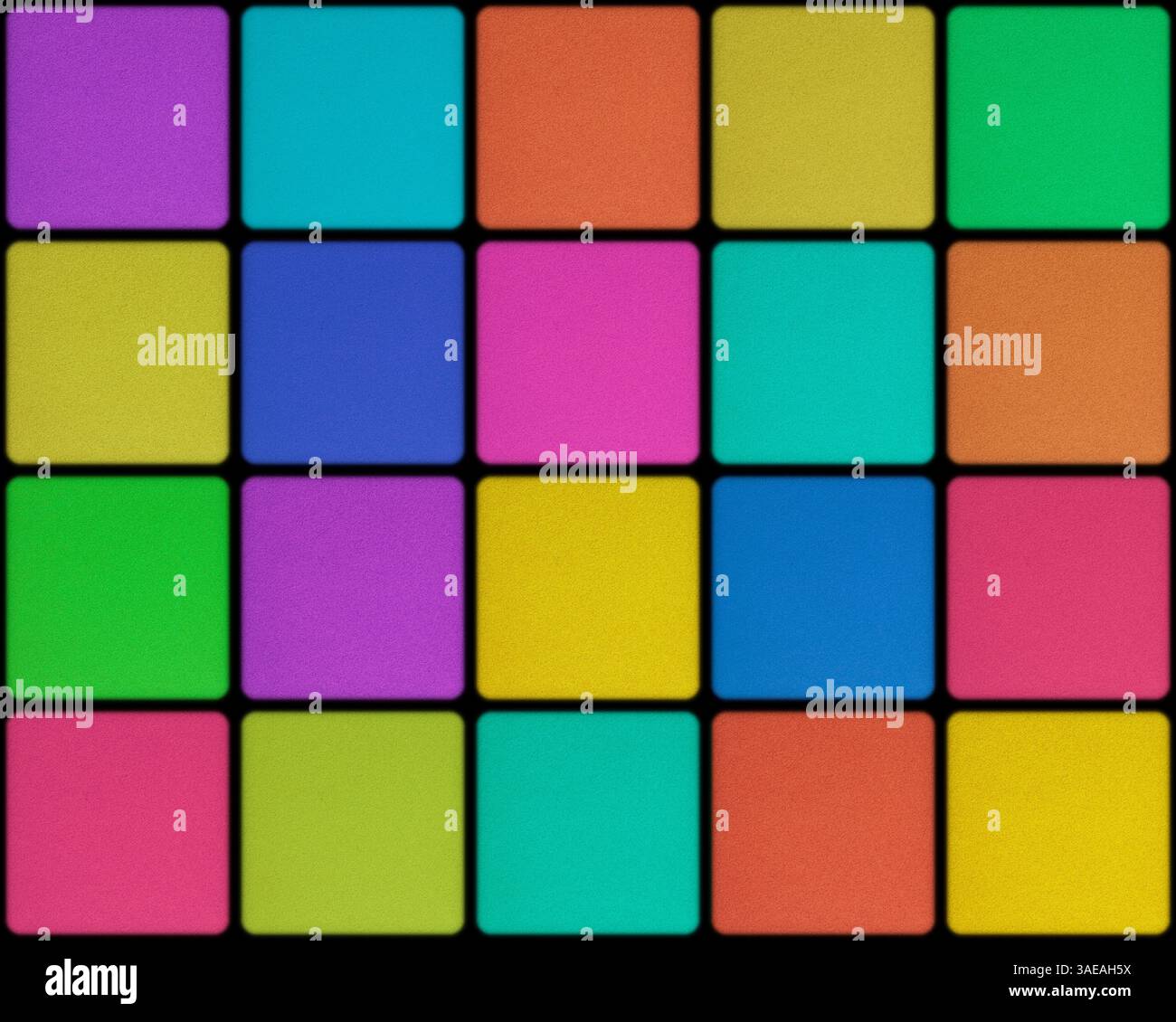 motivo a mosaico astratto senza cuciture: primo piano di tessuti multicolori su sfondo nero Foto Stock