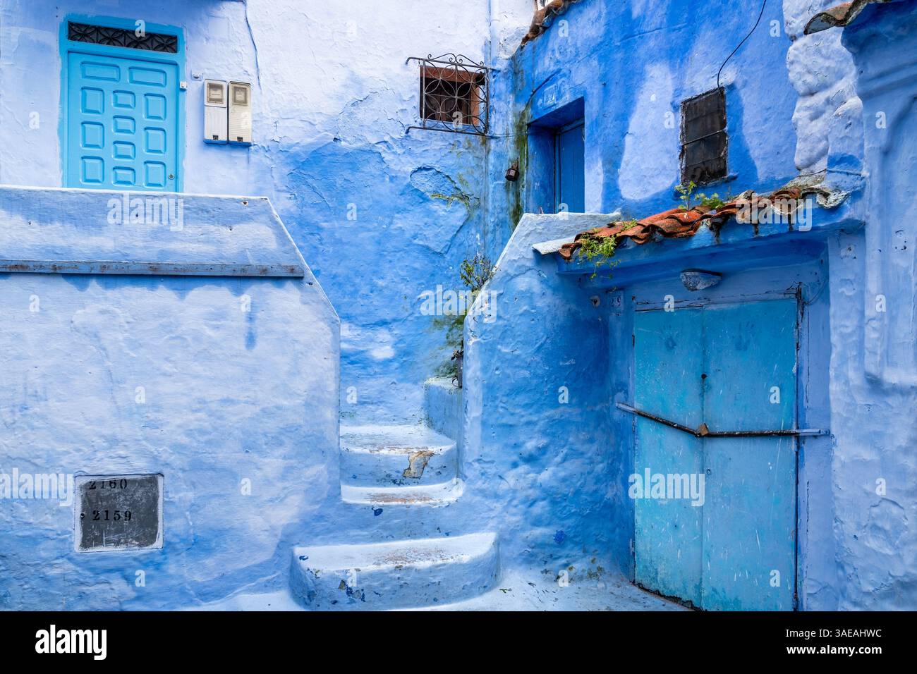 Chefchaouen, Marocco - 26 marzo 2024: Particolare dei vicoli stretti di Chefchaouen, la città blu durante il giorno nuvoloso Foto Stock