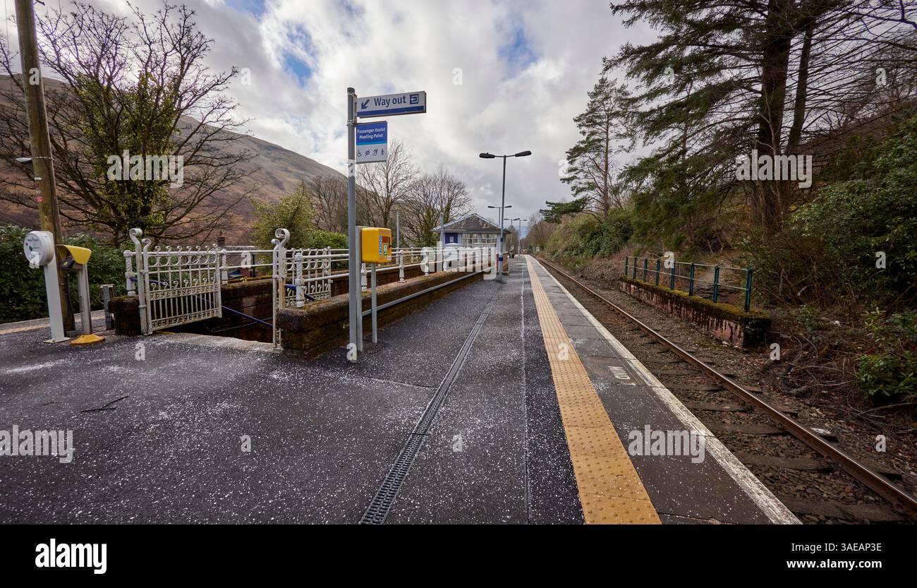 Arrochar, Argyll e Bute, Scozia, Regno Unito. 28 febbraio 2025. Con l'insegna di uscita e le scale di accesso, potrai ammirare la vista a sud-ovest dalla piattaforma di Arrochar A. Foto Stock