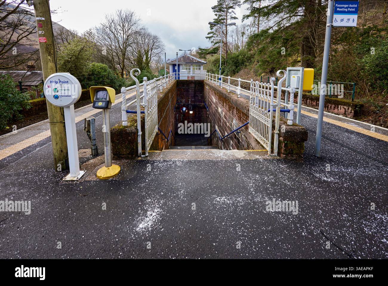 Arrochar, Argyll e Bute, Scozia, Regno Unito. 28 febbraio 2025. Accesso alle scale, alle piattaforme della stazione ferroviaria di Arrochar e Tarbet Foto Stock