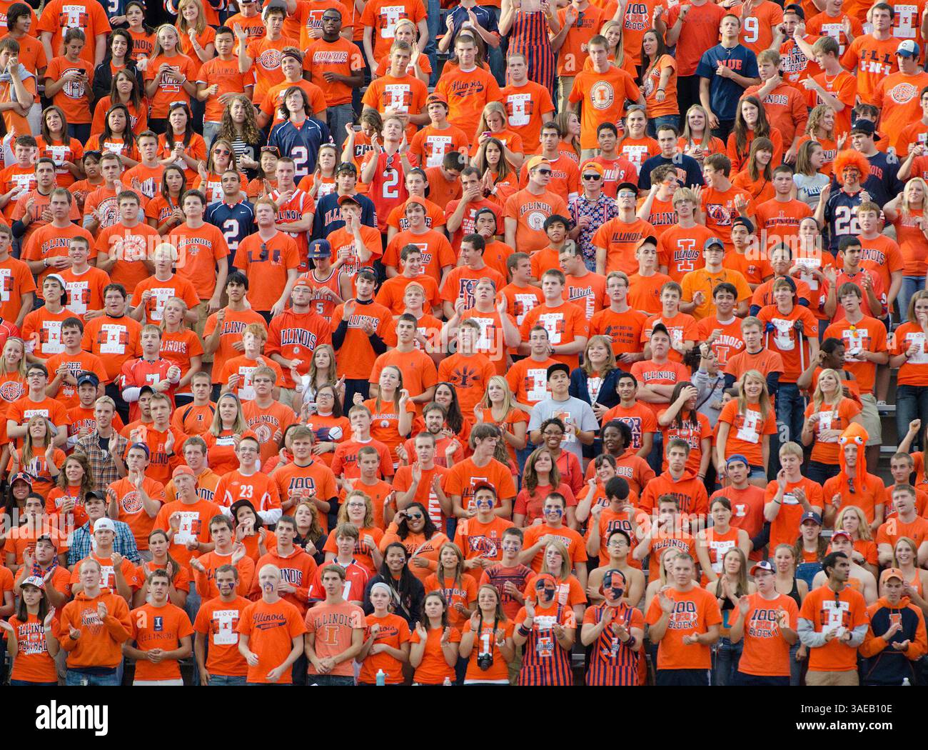 17 SETTEMBRE 2011: Gli studenti fanno il tifo per l'Università dell'Illinois combattendo Illini durante la gara contro gli Arizona State Sun Devils al Memorial Stadium di Champaign, Illinois. (Immagine di credito: © Mark J. Peters/Cal Sport Media/ZUMAPRESS.com) Foto Stock