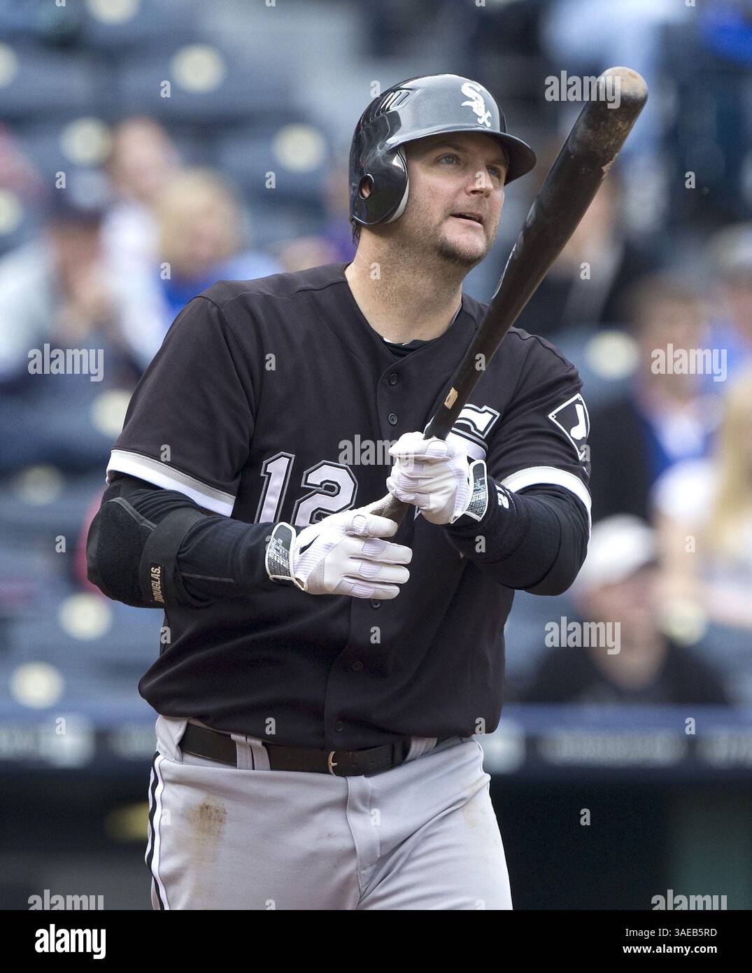 18 settembre 2011 - Kansas City, MO, USA - A.J. Pierzynski (12) dei Chicago White Sox guarda il suo homer a tre corse battere la pole foul nell'ottavo inning durante la partita di baseball di domenica contro i Kansas City Royals al Kauffman Stadium il 18 settembre 2011, a Kansas City, Missouri. (Immagine di credito: © John Sleezer/Kansas City Star/MCT/ZUMAPRESS.com) Foto Stock