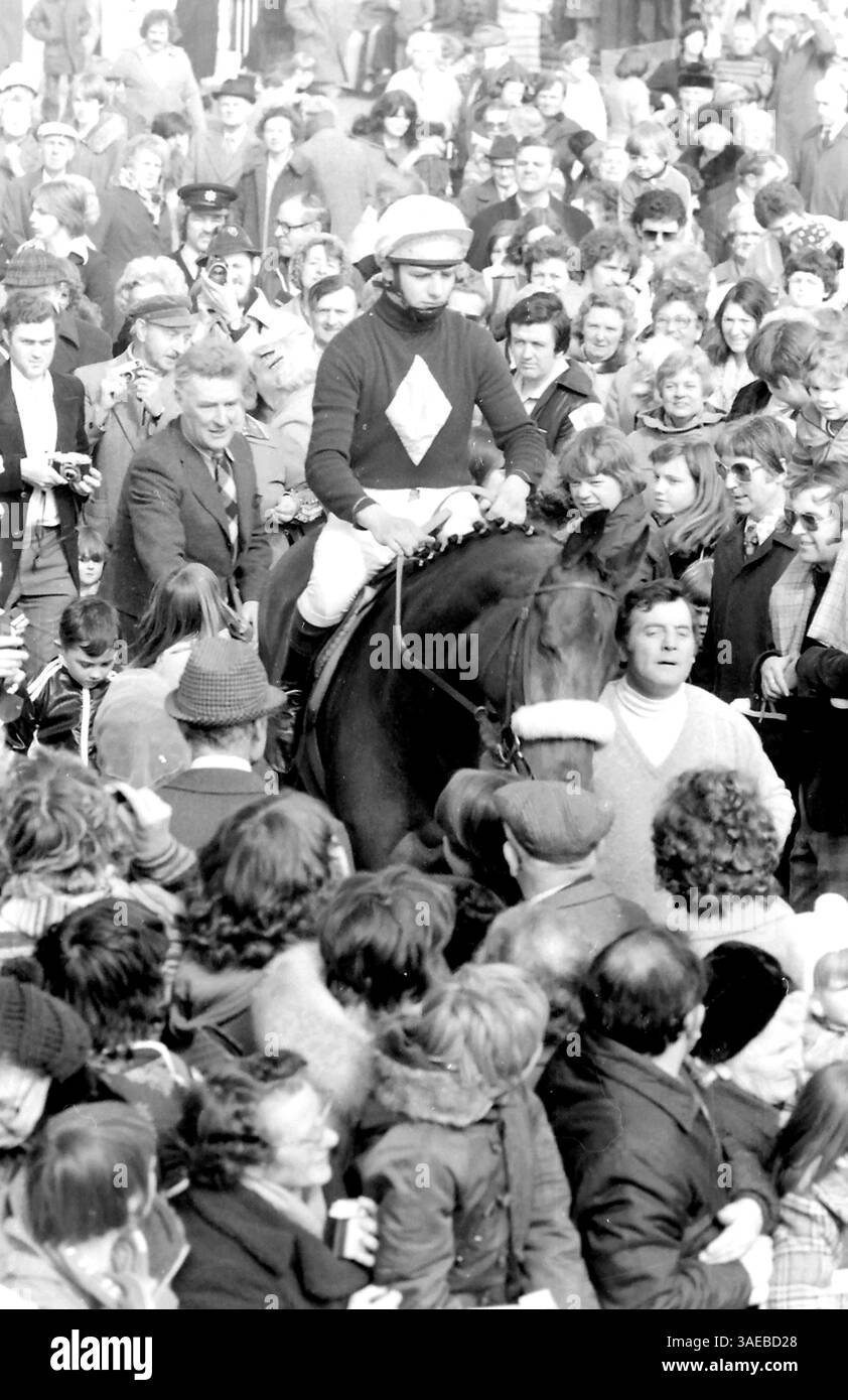 19 settembre 2011 - FILE - GINGER McCain (21 settembre 1930 - 19 settembre 2011), quattro volte allenatore vincitore dell'Aintree Grand National, è morto all'età di 80 anni dopo una lunga malattia. L'ex tassista nato a Southport è stato molto apprezzato nello sport per il notevole talento per l'individuazione e l'allenamento dei vincitori. Il più grande successo di McCain fu il tre volte vincitore Red Rum, che divenne una celebrità nazionale negli anni '1970, ma dovette aspettare quasi trent'anni per vincere di nuovo con Amberleigh House nel 2004. Sono stati versati tributi. Donald 'Ginger' McCain è nato a Southport e ha iniziato a cavalcare i cavalli all'ag Foto Stock