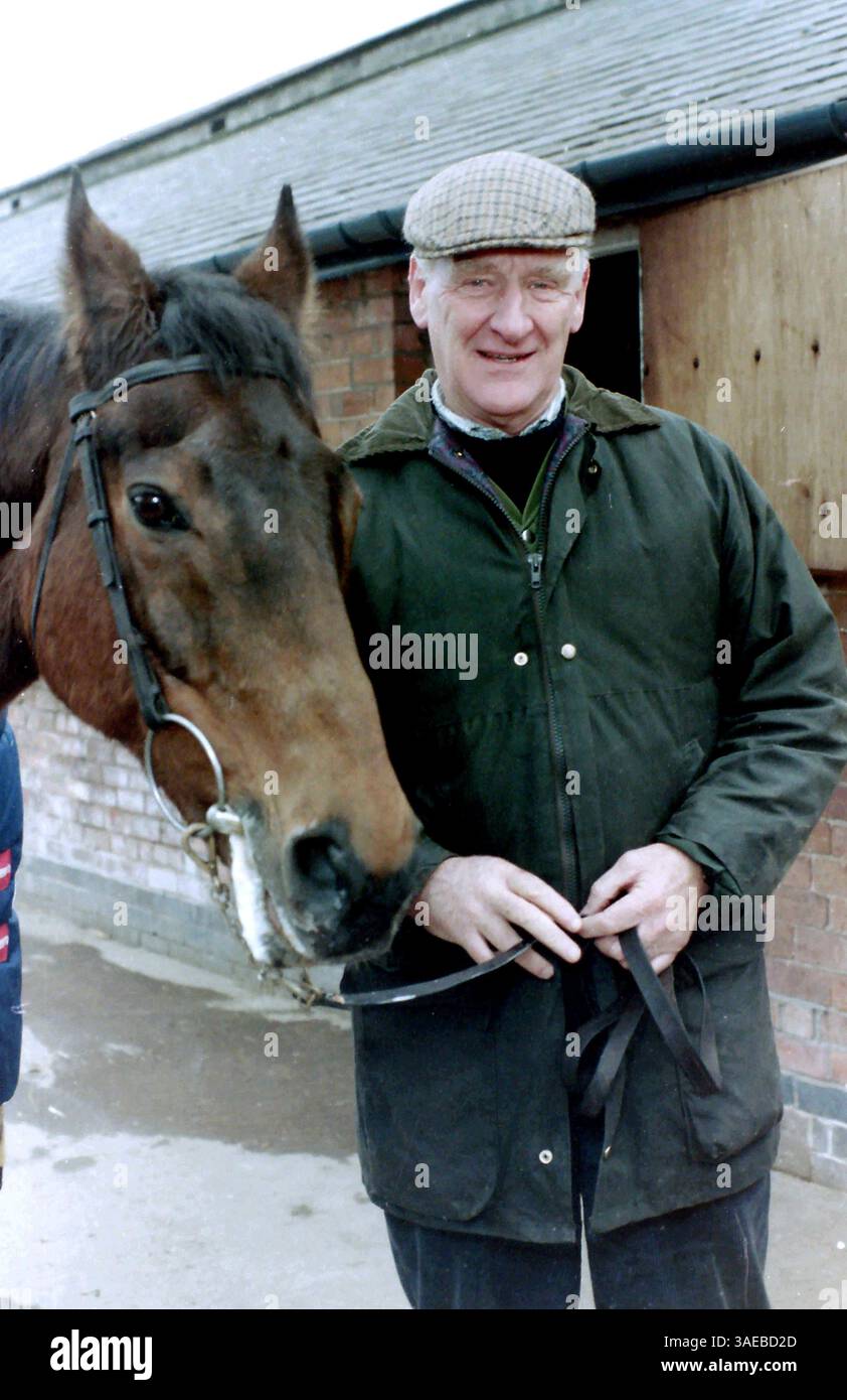 19 settembre 2011 - FILE - GINGER McCain (21 settembre 1930 &#226; 19 settembre 2011) l'allenatore quattro volte vincitore dell'Aintree Grand National, è morto all'età di 80 anni dopo una lunga malattia. L'ex tassista nato a Southport è stato molto apprezzato nello sport per il notevole talento per l'individuazione e l'allenamento dei vincitori. Il più grande successo di McCain fu il tre volte vincitore Red Rum, che divenne una celebrità nazionale negli anni '1970, ma dovette aspettare quasi trent'anni per vincere di nuovo con Amberleigh House nel 2004. Sono stati versati tributi. Donald 'Ginger' McCain è nato a Southport e ha iniziato a cavalcare a cavallo a t Foto Stock
