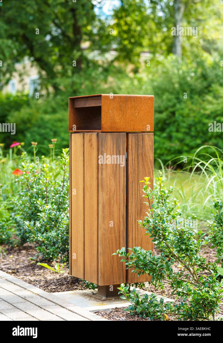 Ricca, verde e tranquilla zona residenziale vicino alla capitale. Polonia vicino a Varsavia. Contenitore per rifiuti per cani moderno e ben progettato. Quartiere ricco. Foto Stock